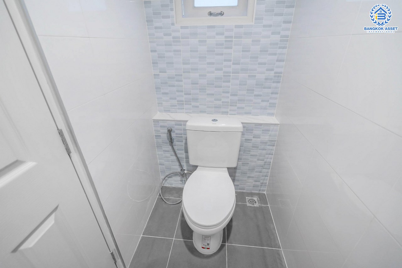 บ้านมือสองตกแต่งใหม่ ม.ภัสสร8 กาญจนาภิเษก (ซ.กันตนา) หลังใหญ่ดีไซน์สวย เนื้อที่ 68.1 ตร.ว. ฟังก์ชั่น 3 ห้องนอน 3 ห้องน้ำ 2 ที่จอดรถ โซนต้นโครงการเดินทางสะดวก บนทำเลศักยภาพ โครงการติดถนนใหญ่ เข้า-ออกสะดวก ใกล้เซ็นทรัลเวสต์เกต รถไฟฟ้า "สถานีตลาดบางใหญ่" และจุดขึ้นทางด่วน "ศรีรัช"