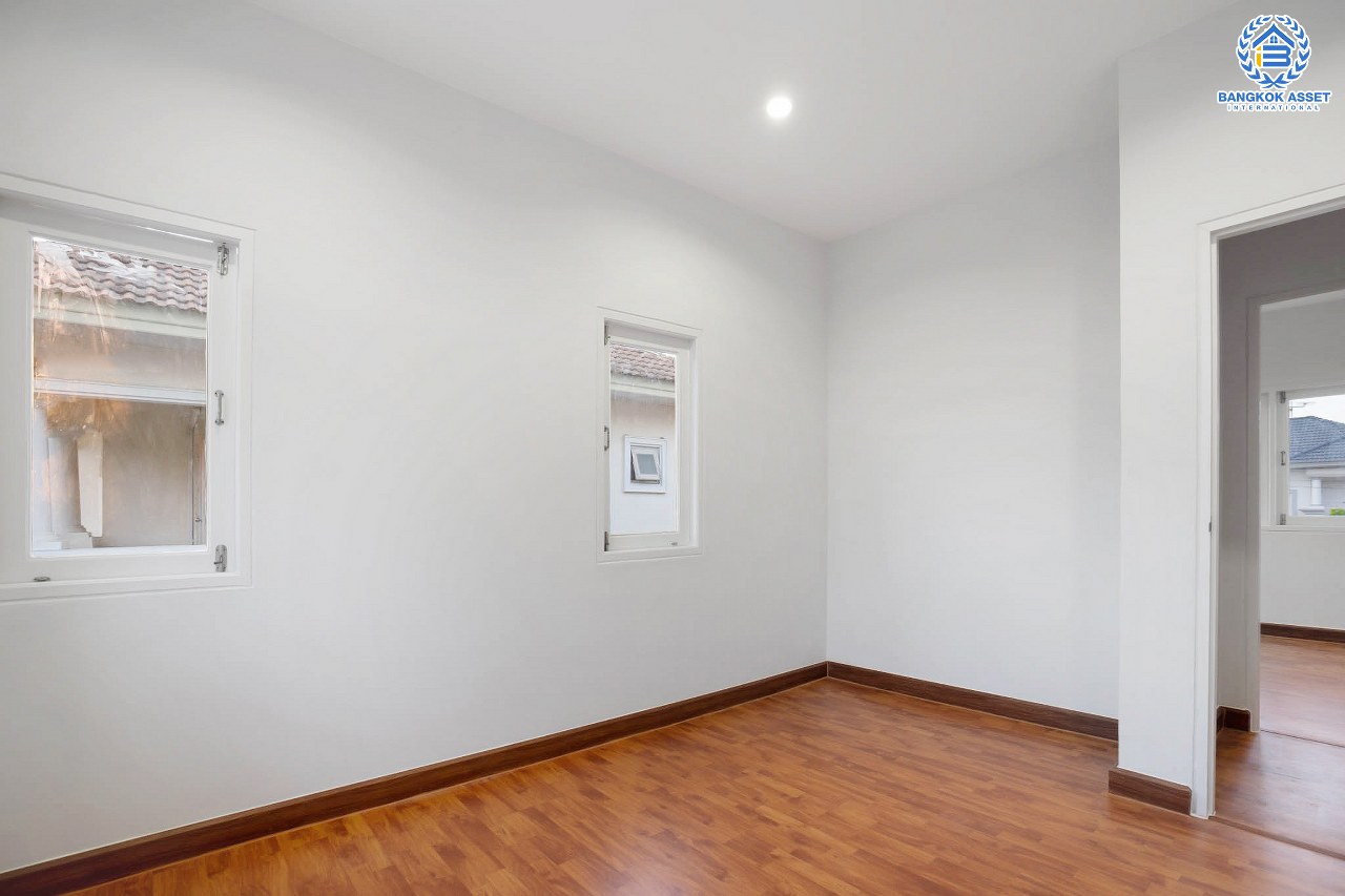 บ้านมือสองตกแต่งใหม่ ม.ภัสสร8 กาญจนาภิเษก (ซ.กันตนา) หลังใหญ่ดีไซน์สวย เนื้อที่ 68.1 ตร.ว. ฟังก์ชั่น 3 ห้องนอน 3 ห้องน้ำ 2 ที่จอดรถ โซนต้นโครงการเดินทางสะดวก บนทำเลศักยภาพ โครงการติดถนนใหญ่ เข้า-ออกสะดวก ใกล้เซ็นทรัลเวสต์เกต รถไฟฟ้า "สถานีตลาดบางใหญ่" และจุดขึ้นทางด่วน "ศรีรัช"