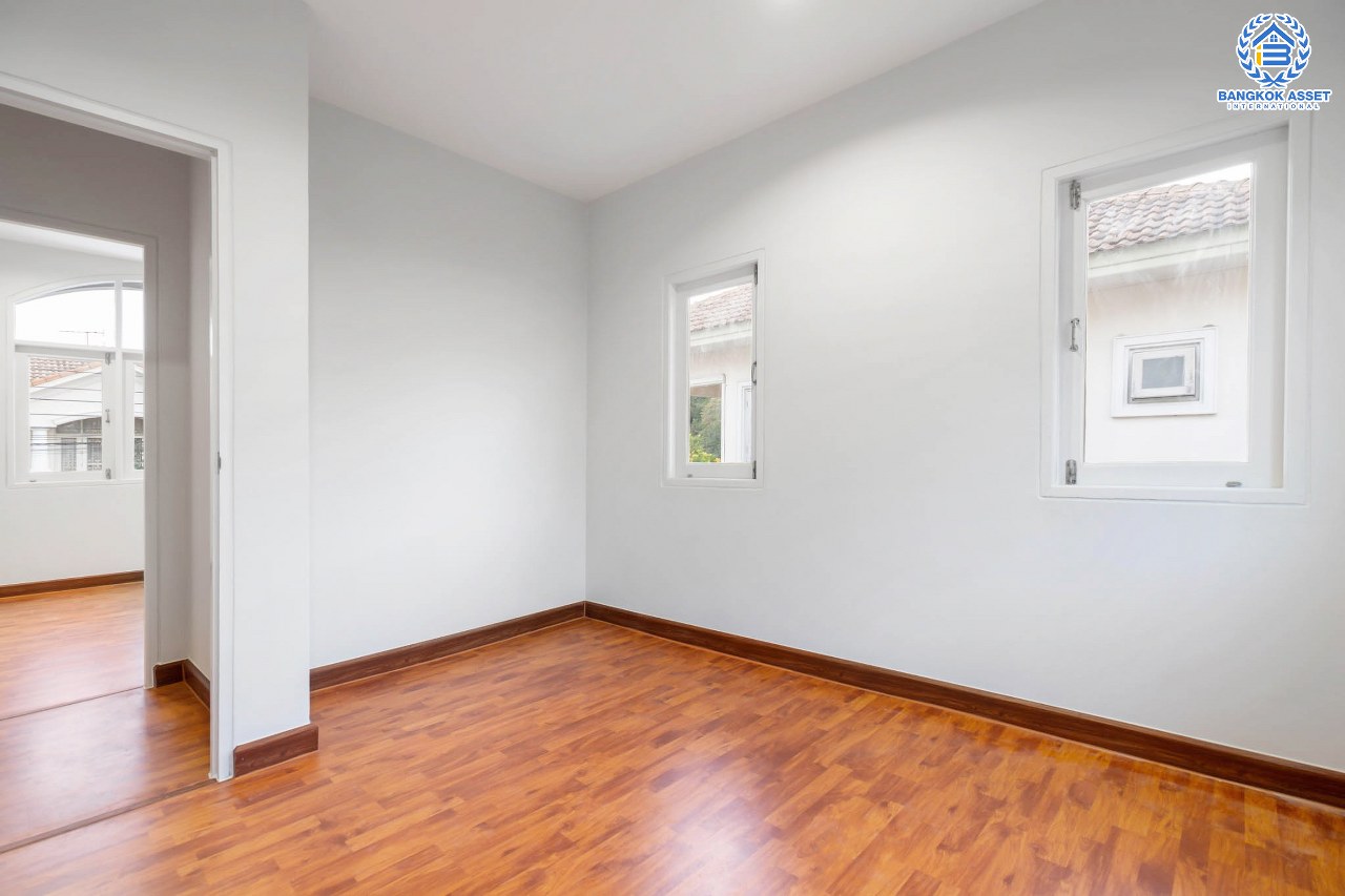 บ้านมือสองตกแต่งใหม่ ม.ภัสสร8 กาญจนาภิเษก (ซ.กันตนา) หลังใหญ่ดีไซน์สวย เนื้อที่ 68.1 ตร.ว. ฟังก์ชั่น 3 ห้องนอน 3 ห้องน้ำ 2 ที่จอดรถ โซนต้นโครงการเดินทางสะดวก บนทำเลศักยภาพ โครงการติดถนนใหญ่ เข้า-ออกสะดวก ใกล้เซ็นทรัลเวสต์เกต รถไฟฟ้า "สถานีตลาดบางใหญ่" และจุดขึ้นทางด่วน "ศรีรัช"