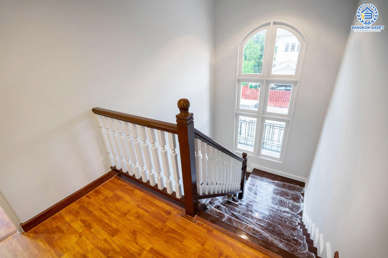 บ้านมือสองตกแต่งใหม่ ม.ภัสสร8 กาญจนาภิเษก (ซ.กันตนา) หลังใหญ่ดีไซน์สวย เนื้อที่ 68.1 ตร.ว. ฟังก์ชั่น 3 ห้องนอน 3 ห้องน้ำ 2 ที่จอดรถ โซนต้นโครงการเดินทางสะดวก บนทำเลศักยภาพ โครงการติดถนนใหญ่ เข้า-ออกสะดวก ใกล้เซ็นทรัลเวสต์เกต รถไฟฟ้า "สถานีตลาดบางใหญ่" และจุดขึ้นทางด่วน "ศรีรัช"