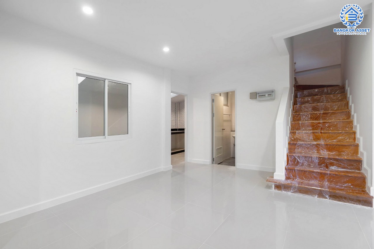 บ้านมือสองตกแต่งใหม่ แบรนด์ Property Perfect ม.เดอะวิลล่า ราชพฤกษ์-ท่าอิฐ ทาวน์เฮ้าส์ #หลังริม โซนต้นโครงการ เดินทางสะดวก เนื้อที่ 23.9 ตร.ว. ฟังก์ชั่น 3 ห้องนอน 2 ห้องน้ำ บนทำเลเชื่อมต่อทั้งถ.รัตนาธิเบศร์ และถ.ราชพฤกษ์ และเพียง 10 นาทีถึงรถไฟฟ้า "สถานีบางรักน้อยท่าอิฐ"