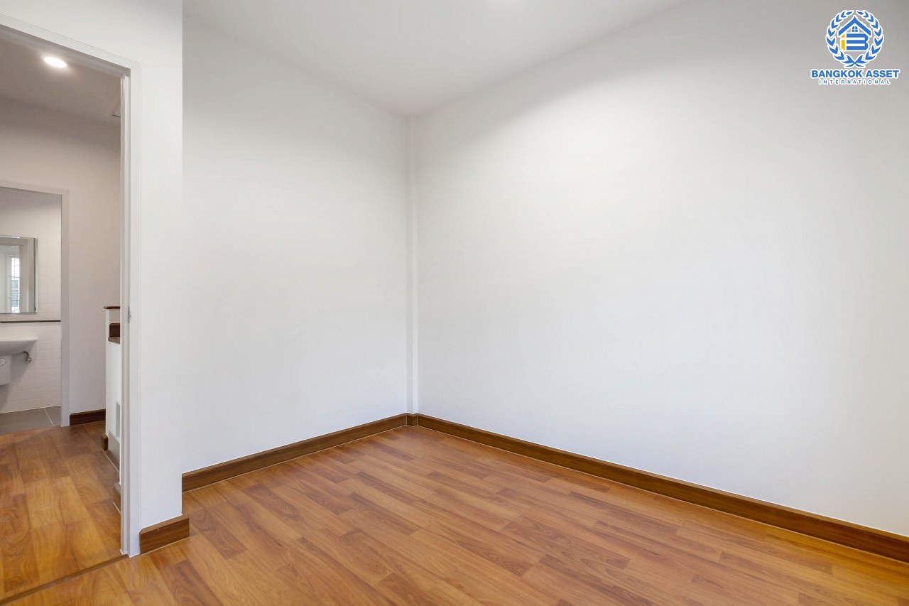 บ้านมือสองตกแต่งใหม่ แบรนด์ Property Perfect ม.เดอะวิลล่า ราชพฤกษ์-ท่าอิฐ ทาวน์เฮ้าส์ #หลังริม โซนต้นโครงการ เดินทางสะดวก เนื้อที่ 23.9 ตร.ว. ฟังก์ชั่น 3 ห้องนอน 2 ห้องน้ำ บนทำเลเชื่อมต่อทั้งถ.รัตนาธิเบศร์ และถ.ราชพฤกษ์ และเพียง 10 นาทีถึงรถไฟฟ้า "สถานีบางรักน้อยท่าอิฐ"