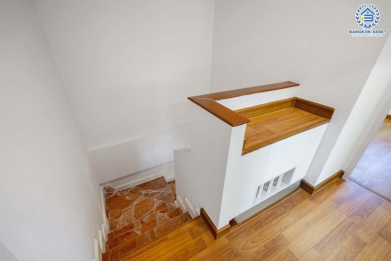 บ้านมือสองตกแต่งใหม่ แบรนด์ Property Perfect ม.เดอะวิลล่า ราชพฤกษ์-ท่าอิฐ ทาวน์เฮ้าส์ #หลังริม โซนต้นโครงการ เดินทางสะดวก เนื้อที่ 23.9 ตร.ว. ฟังก์ชั่น 3 ห้องนอน 2 ห้องน้ำ บนทำเลเชื่อมต่อทั้งถ.รัตนาธิเบศร์ และถ.ราชพฤกษ์ และเพียง 10 นาทีถึงรถไฟฟ้า "สถานีบางรักน้อยท่าอิฐ"