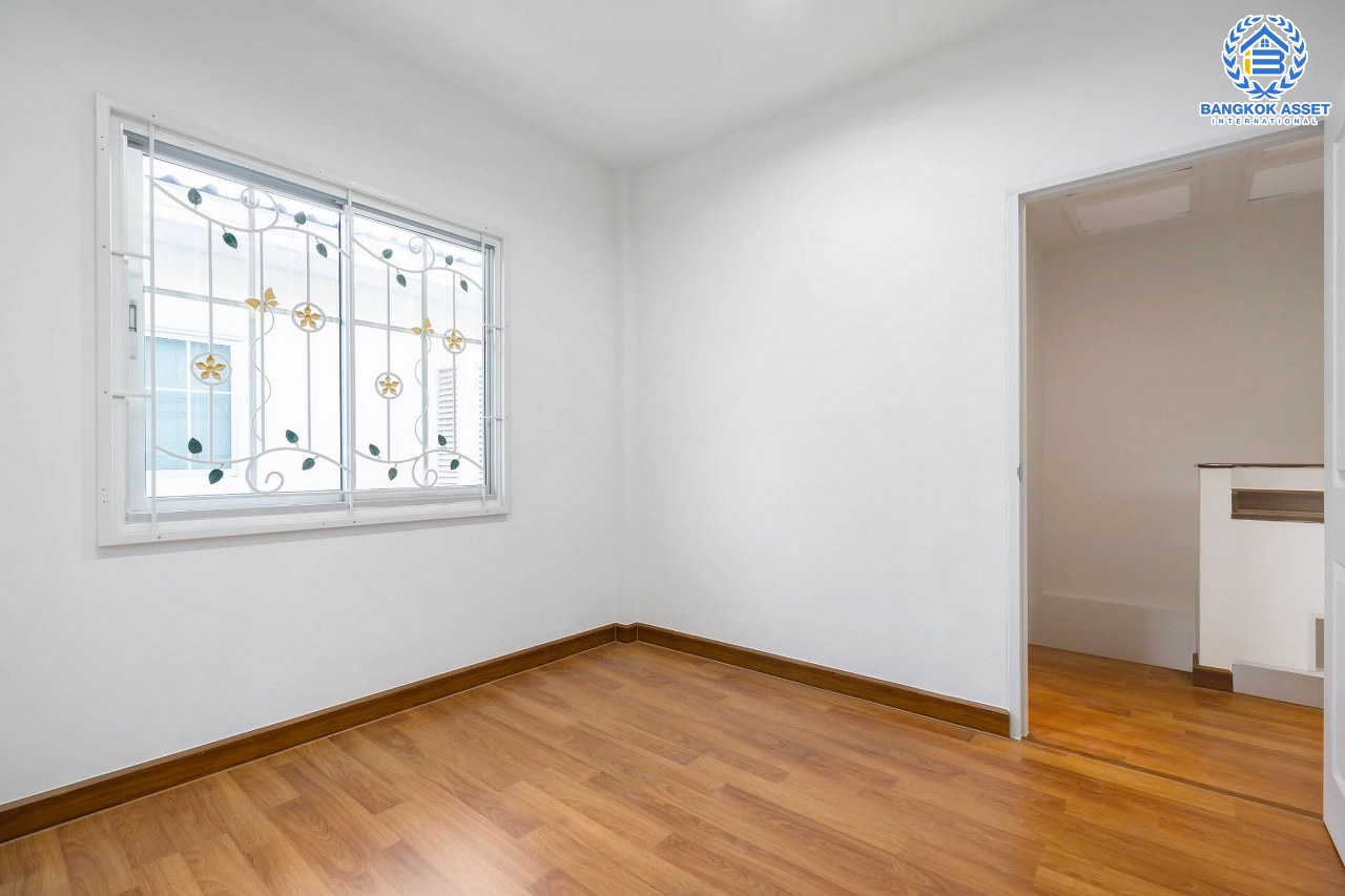 บ้านมือสองตกแต่งใหม่ แบรนด์ Property Perfect ม.เดอะวิลล่า ราชพฤกษ์-ท่าอิฐ ทาวน์เฮ้าส์ #หลังริม โซนต้นโครงการ เดินทางสะดวก เนื้อที่ 23.9 ตร.ว. ฟังก์ชั่น 3 ห้องนอน 2 ห้องน้ำ บนทำเลเชื่อมต่อทั้งถ.รัตนาธิเบศร์ และถ.ราชพฤกษ์ และเพียง 10 นาทีถึงรถไฟฟ้า "สถานีบางรักน้อยท่าอิฐ"