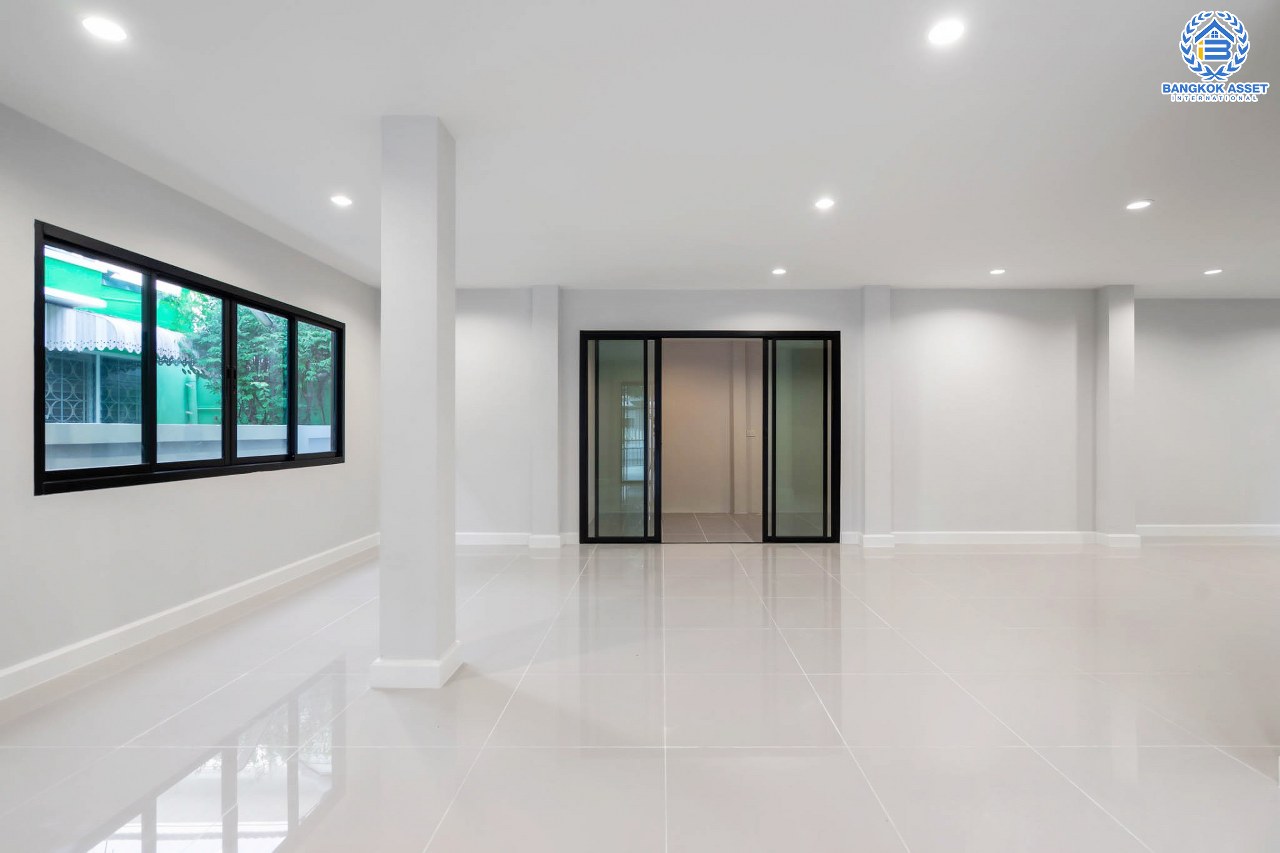 บ้านมือสองตกแต่งใหม่ ม.มณีรินทร์ รัตนาธิเบศร์ หลังใหญ่ เนื้อที่ 54 ตร.ว. ฟังก์ชั่น 4 ห้องนอน 2 ห้องน้ำ 2 ที่จอดรถ บนทำเลศักยภาพ ใกล้ทางด่วนงามวงศ์วาน และเพียง 10 นาที ถึงรถไฟฟ้า "สถานีบางรักน้อยท่าอิฐ"...