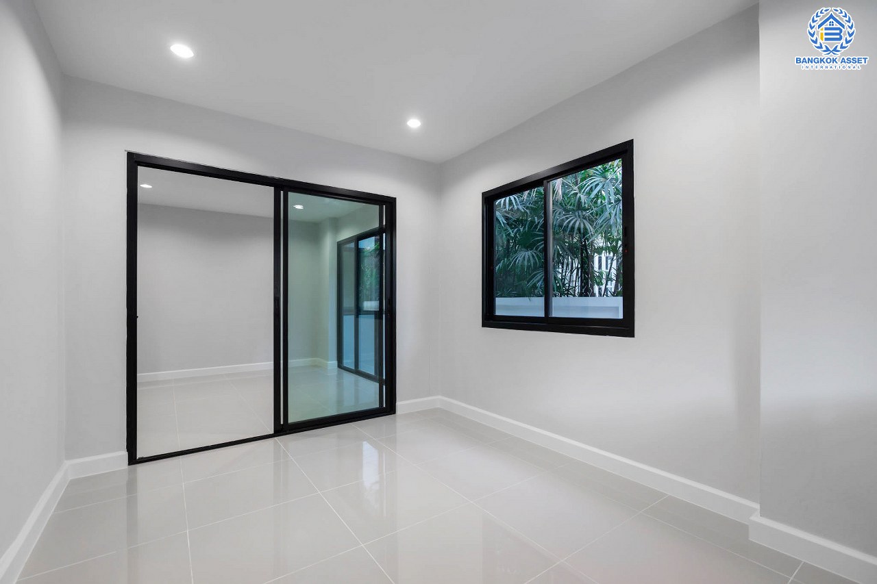 บ้านมือสองตกแต่งใหม่ ม.มณีรินทร์ รัตนาธิเบศร์ หลังใหญ่ เนื้อที่ 54 ตร.ว. ฟังก์ชั่น 4 ห้องนอน 2 ห้องน้ำ 2 ที่จอดรถ บนทำเลศักยภาพ ใกล้ทางด่วนงามวงศ์วาน และเพียง 10 นาที ถึงรถไฟฟ้า "สถานีบางรักน้อยท่าอิฐ"...