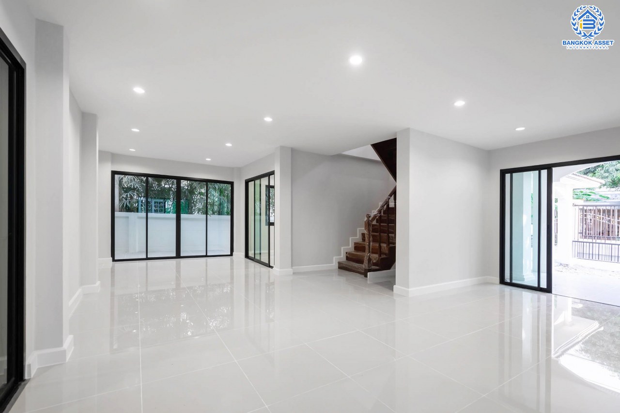 บ้านมือสองตกแต่งใหม่ ม.มณีรินทร์ รัตนาธิเบศร์ หลังใหญ่ เนื้อที่ 54 ตร.ว. ฟังก์ชั่น 4 ห้องนอน 2 ห้องน้ำ 2 ที่จอดรถ บนทำเลศักยภาพ ใกล้ทางด่วนงามวงศ์วาน และเพียง 10 นาที ถึงรถไฟฟ้า "สถานีบางรักน้อยท่าอิฐ"...