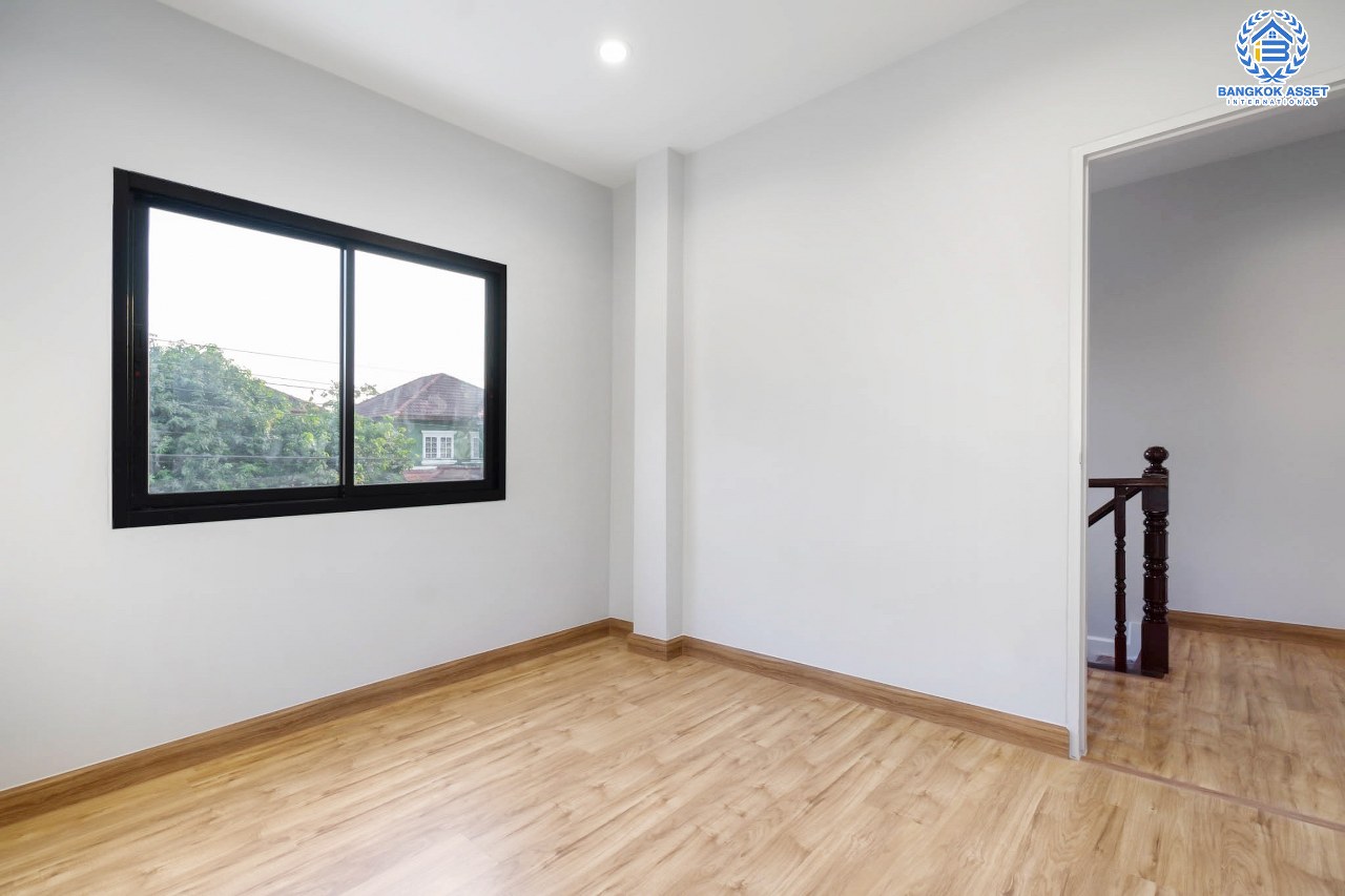 บ้านมือสองตกแต่งใหม่ ม.มณีรินทร์ รัตนาธิเบศร์ หลังใหญ่ เนื้อที่ 54 ตร.ว. ฟังก์ชั่น 4 ห้องนอน 2 ห้องน้ำ 2 ที่จอดรถ บนทำเลศักยภาพ ใกล้ทางด่วนงามวงศ์วาน และเพียง 10 นาที ถึงรถไฟฟ้า "สถานีบางรักน้อยท่าอิฐ"...