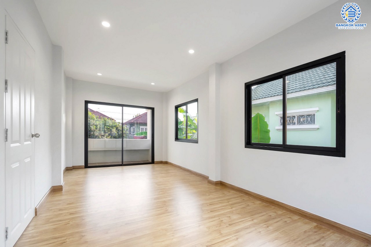 บ้านมือสองตกแต่งใหม่ ม.มณีรินทร์ รัตนาธิเบศร์ หลังใหญ่ เนื้อที่ 54 ตร.ว. ฟังก์ชั่น 4 ห้องนอน 2 ห้องน้ำ 2 ที่จอดรถ บนทำเลศักยภาพ ใกล้ทางด่วนงามวงศ์วาน และเพียง 10 นาที ถึงรถไฟฟ้า "สถานีบางรักน้อยท่าอิฐ"...