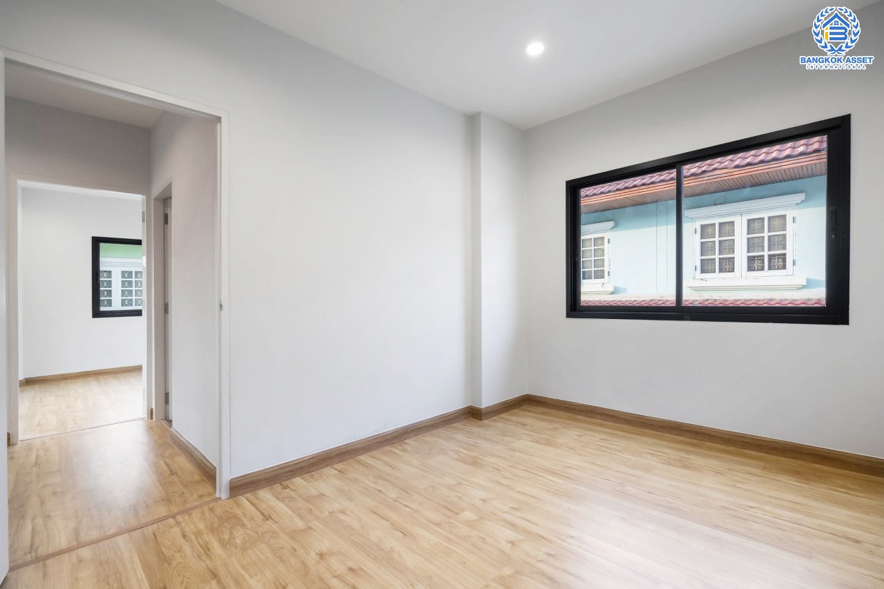 บ้านมือสองตกแต่งใหม่ ม.มณีรินทร์ รัตนาธิเบศร์ หลังใหญ่ เนื้อที่ 54 ตร.ว. ฟังก์ชั่น 4 ห้องนอน 2 ห้องน้ำ 2 ที่จอดรถ บนทำเลศักยภาพ ใกล้ทางด่วนงามวงศ์วาน และเพียง 10 นาที ถึงรถไฟฟ้า "สถานีบางรักน้อยท่าอิฐ"...