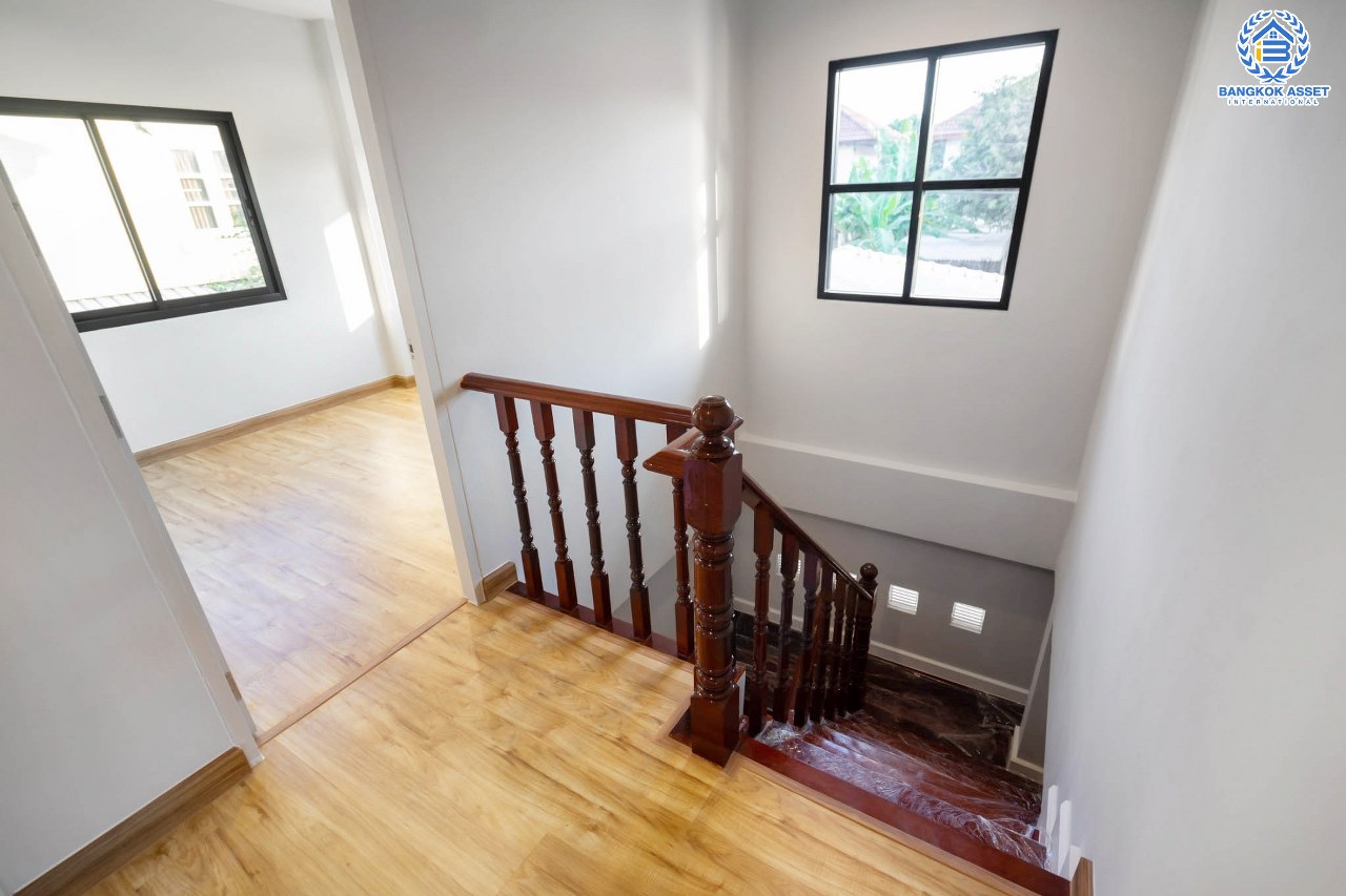 บ้านมือสองตกแต่งใหม่ ม.มณีรินทร์ รัตนาธิเบศร์ หลังใหญ่ เนื้อที่ 54 ตร.ว. ฟังก์ชั่น 4 ห้องนอน 2 ห้องน้ำ 2 ที่จอดรถ บนทำเลศักยภาพ ใกล้ทางด่วนงามวงศ์วาน และเพียง 10 นาที ถึงรถไฟฟ้า "สถานีบางรักน้อยท่าอิฐ"...