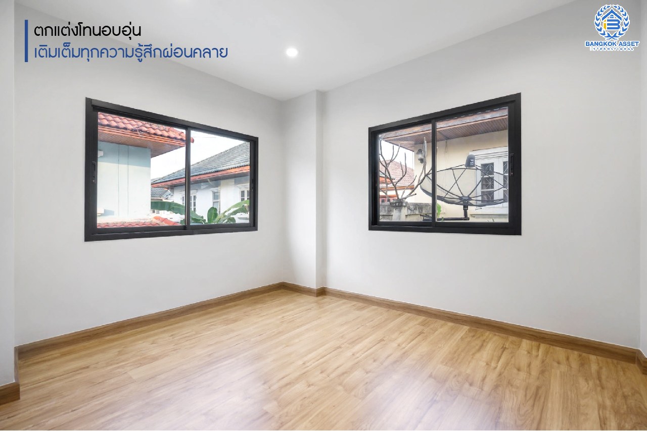 บ้านมือสองตกแต่งใหม่ ม.มณีรินทร์ รัตนาธิเบศร์ หลังใหญ่ เนื้อที่ 54 ตร.ว. ฟังก์ชั่น 4 ห้องนอน 2 ห้องน้ำ 2 ที่จอดรถ บนทำเลศักยภาพ ใกล้ทางด่วนงามวงศ์วาน และเพียง 10 นาที ถึงรถไฟฟ้า "สถานีบางรักน้อยท่าอิฐ"...