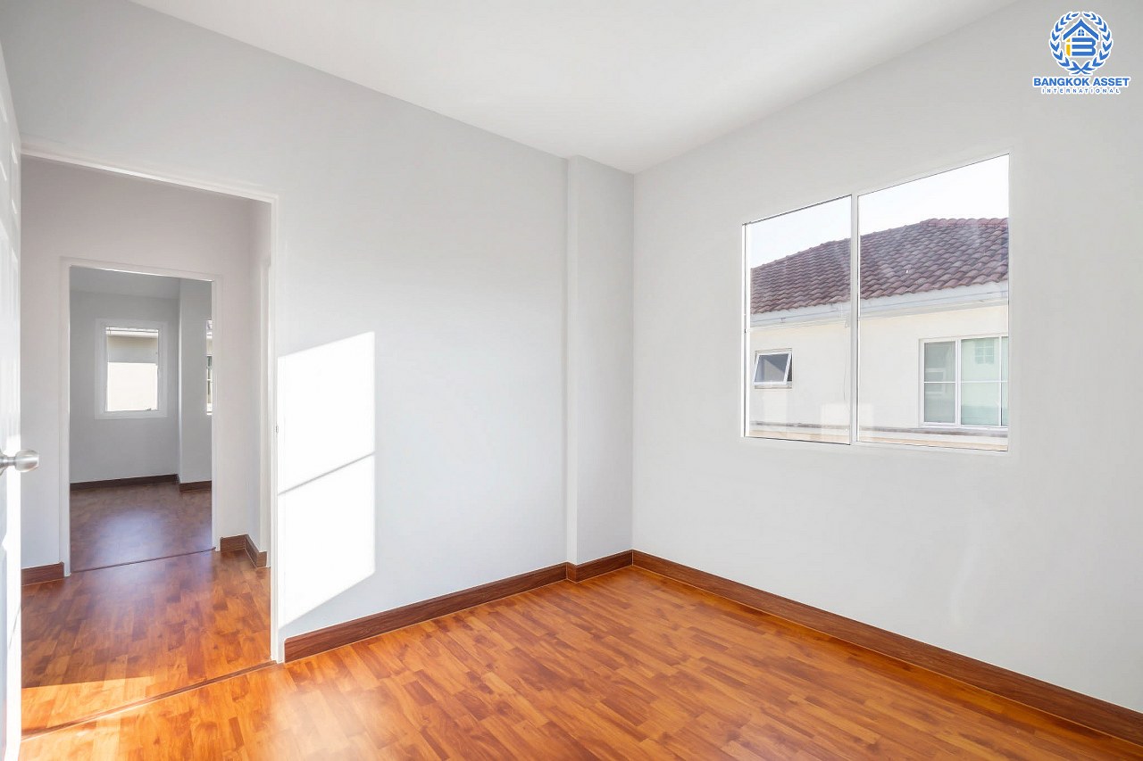 บ้านมือสองตกแต่งใหม่ คุณภาพ LH โครงการ มัณฑนา ปิ่นเกล้า-พระราม5 บรรยากาศเงียบสงบ มีความเป็นส่วนตัว เนื้อที่ 60 ตร.ว. ฟังก์ชั่น 3 ห้องนอน 2 ห้องน้ำ 2 ที่จอดรถ facility ครบครัน! บนทำเลเดินทางสะดวก หน้าโครงการติดถนนนครอินทร์ ใกล้วงเวียนพระราม5 และจุดขึ้นทางด่วน "ศรีรัช"...