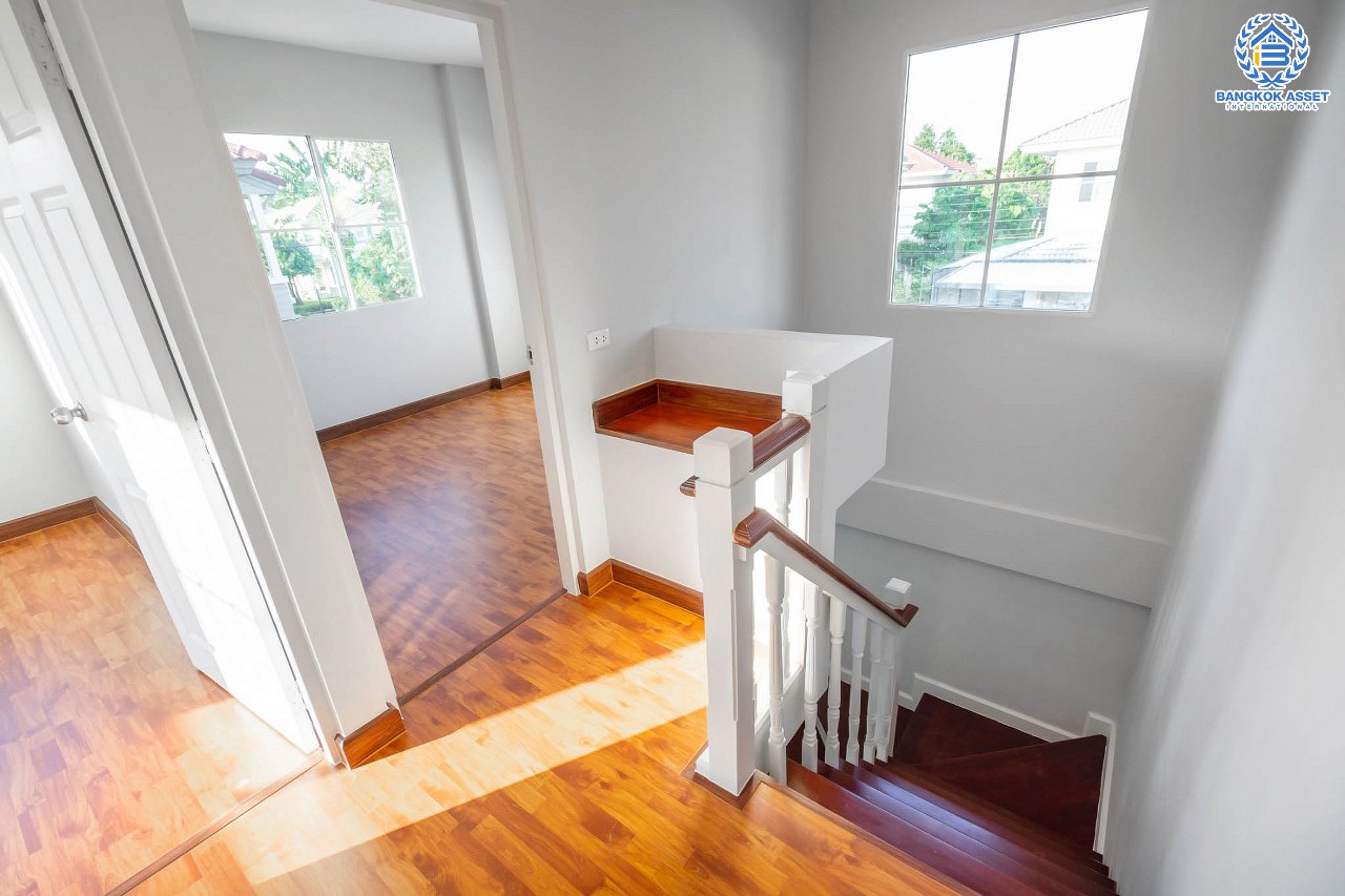 บ้านมือสองตกแต่งใหม่ คุณภาพ LH โครงการ มัณฑนา ปิ่นเกล้า-พระราม5 บรรยากาศเงียบสงบ มีความเป็นส่วนตัว เนื้อที่ 60 ตร.ว. ฟังก์ชั่น 3 ห้องนอน 2 ห้องน้ำ 2 ที่จอดรถ facility ครบครัน! บนทำเลเดินทางสะดวก หน้าโครงการติดถนนนครอินทร์ ใกล้วงเวียนพระราม5 และจุดขึ้นทางด่วน "ศรีรัช"...