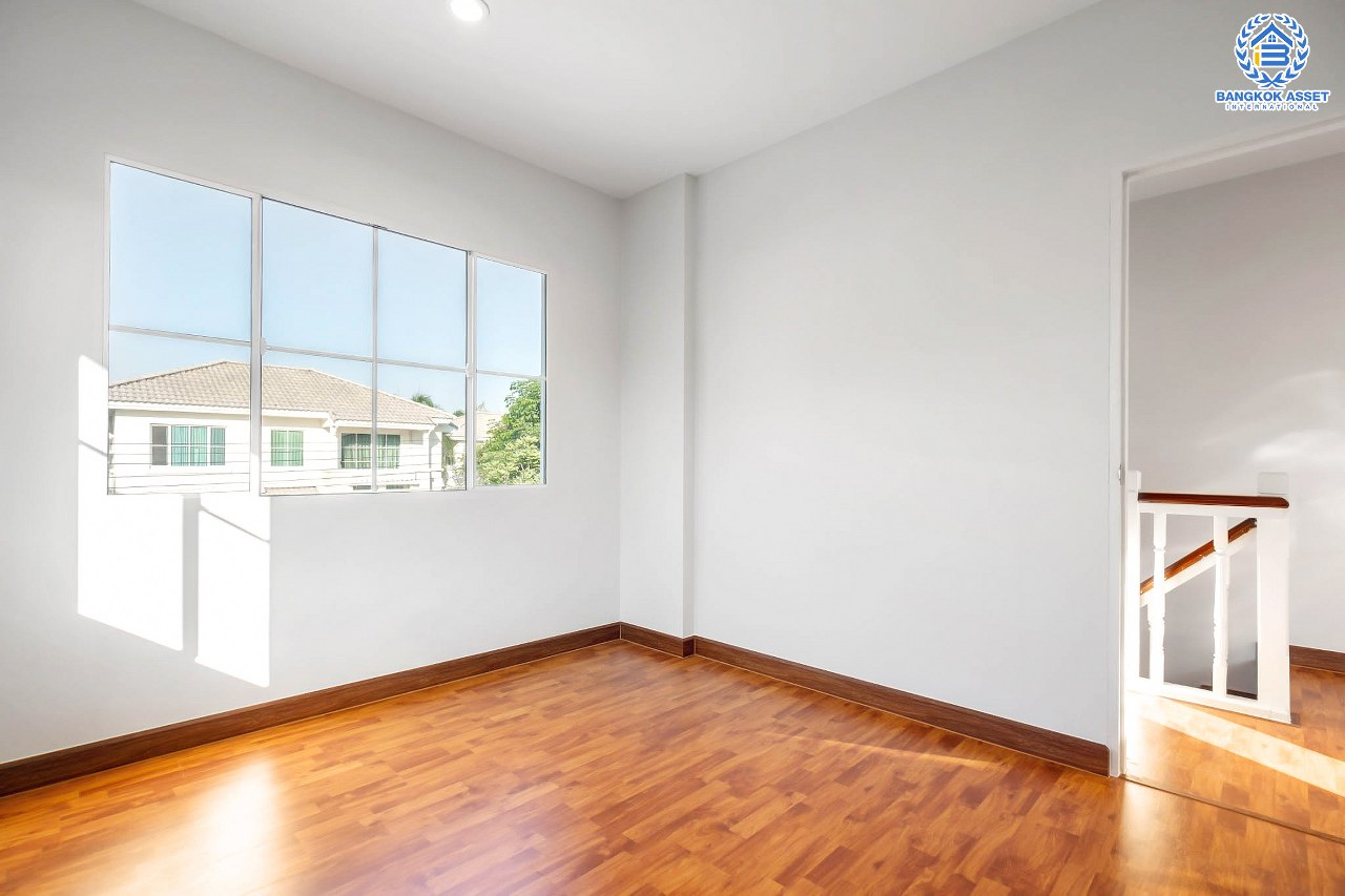 บ้านมือสองตกแต่งใหม่ คุณภาพ LH โครงการ มัณฑนา ปิ่นเกล้า-พระราม5 บรรยากาศเงียบสงบ มีความเป็นส่วนตัว เนื้อที่ 60 ตร.ว. ฟังก์ชั่น 3 ห้องนอน 2 ห้องน้ำ 2 ที่จอดรถ facility ครบครัน! บนทำเลเดินทางสะดวก หน้าโครงการติดถนนนครอินทร์ ใกล้วงเวียนพระราม5 และจุดขึ้นทางด่วน "ศรีรัช"...