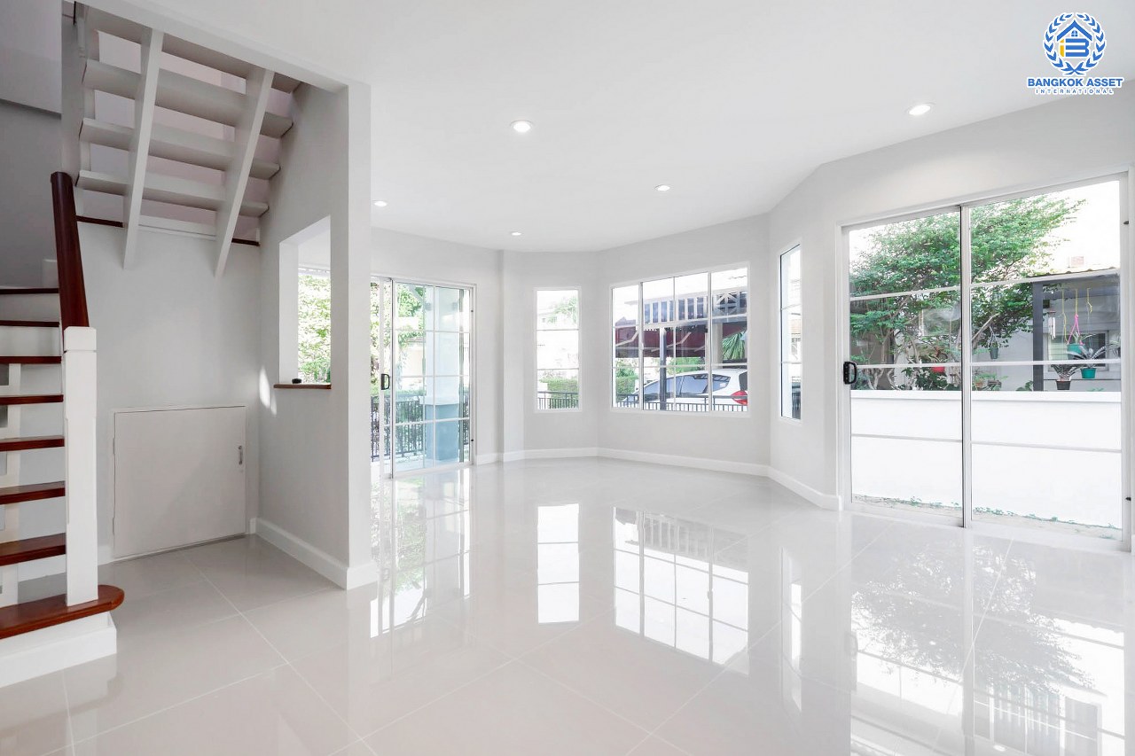 บ้านมือสองตกแต่งใหม่ คุณภาพ LH โครงการ มัณฑนา ปิ่นเกล้า-พระราม5 บรรยากาศเงียบสงบ มีความเป็นส่วนตัว เนื้อที่ 60 ตร.ว. ฟังก์ชั่น 3 ห้องนอน 2 ห้องน้ำ 2 ที่จอดรถ facility ครบครัน! บนทำเลเดินทางสะดวก หน้าโครงการติดถนนนครอินทร์ ใกล้วงเวียนพระราม5 และจุดขึ้นทางด่วน "ศรีรัช"...