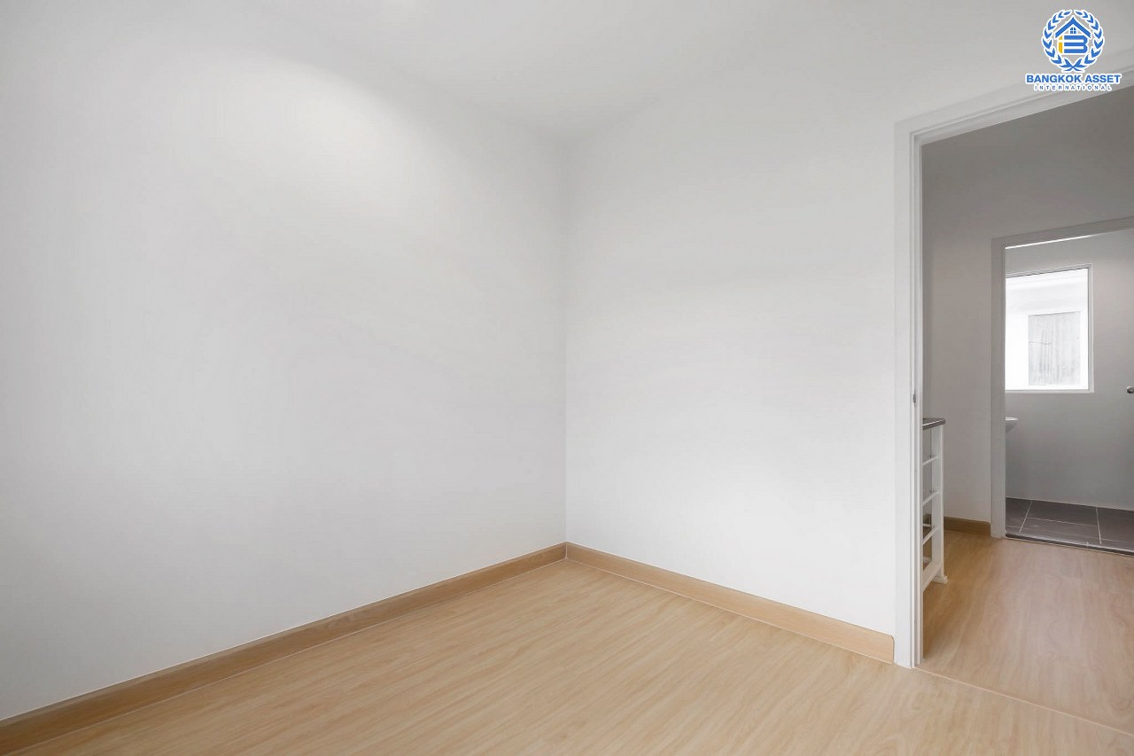 บ้านมือสองตกแต่งใหม่ ใกล้ ม.รังสิต โครงการ ม.พฤกษาวิลล์36 สรงประภา-ดอนเมือง บ้านพร้อมอยู่ เนื้อที่ 17.5 ตร.ว. ฟังก์ชั่น 3 ห้องนอน 2 ห้องน้ำ มีครัวเคาน์เตอร์ บนทำเลดีที่สุด เชื่อมต่อทุกการเดินทาง ใกล้สนามบินดอนเมือง รถไฟฟ้าสายสีแดง และฟิวเจอร์พาร์ครังสิต...