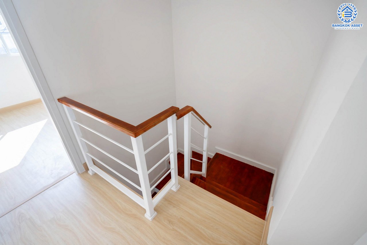 บ้านมือสองตกแต่งใหม่ ใกล้ ม.รังสิต โครงการ ม.พฤกษาวิลล์36 สรงประภา-ดอนเมือง บ้านพร้อมอยู่ เนื้อที่ 17.5 ตร.ว. ฟังก์ชั่น 3 ห้องนอน 2 ห้องน้ำ มีครัวเคาน์เตอร์ บนทำเลดีที่สุด เชื่อมต่อทุกการเดินทาง ใกล้สนามบินดอนเมือง รถไฟฟ้าสายสีแดง และฟิวเจอร์พาร์ครังสิต...