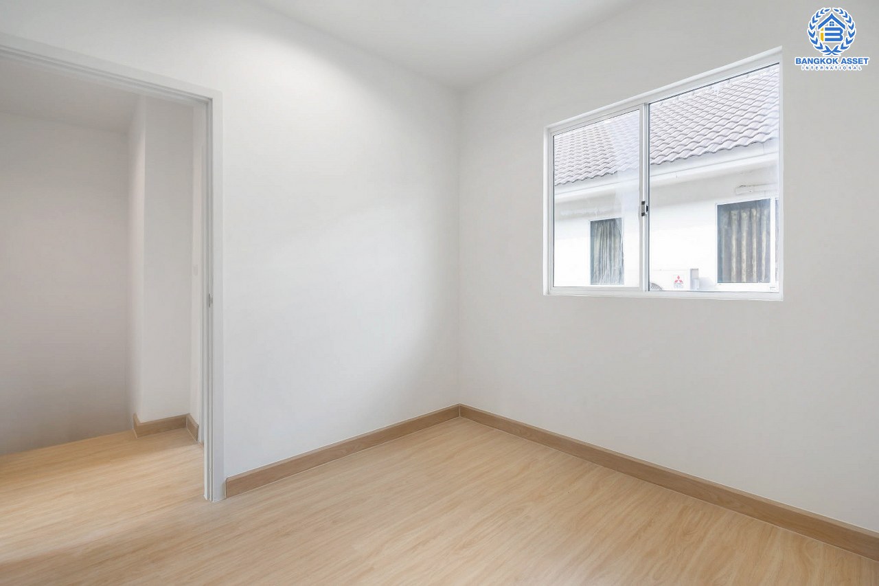 บ้านมือสองตกแต่งใหม่ ใกล้ ม.รังสิต โครงการ ม.พฤกษาวิลล์36 สรงประภา-ดอนเมือง บ้านพร้อมอยู่ เนื้อที่ 17.5 ตร.ว. ฟังก์ชั่น 3 ห้องนอน 2 ห้องน้ำ มีครัวเคาน์เตอร์ บนทำเลดีที่สุด เชื่อมต่อทุกการเดินทาง ใกล้สนามบินดอนเมือง รถไฟฟ้าสายสีแดง และฟิวเจอร์พาร์ครังสิต...