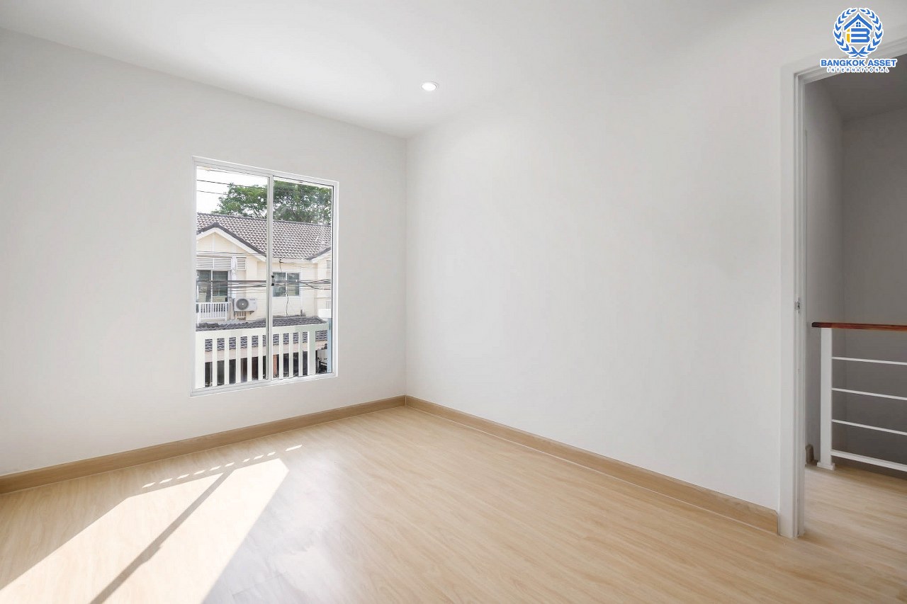 บ้านมือสองตกแต่งใหม่ ใกล้ ม.รังสิต โครงการ ม.พฤกษาวิลล์36 สรงประภา-ดอนเมือง บ้านพร้อมอยู่ เนื้อที่ 17.5 ตร.ว. ฟังก์ชั่น 3 ห้องนอน 2 ห้องน้ำ มีครัวเคาน์เตอร์ บนทำเลดีที่สุด เชื่อมต่อทุกการเดินทาง ใกล้สนามบินดอนเมือง รถไฟฟ้าสายสีแดง และฟิวเจอร์พาร์ครังสิต...