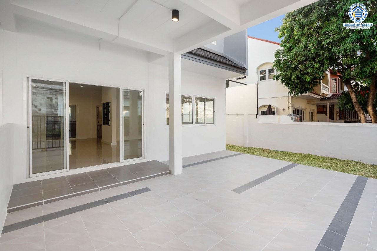 บ้านมือสองตกแต่งใหม่ ห้องมุม เมืองนนทบุรี โครงการ ซื่อตรง รัตนาธิเบศร์ มาพร้อมเนื้อที่มากถึง 34 ตารางวา และพื้นที่ใช้สอย 163 ตร.ม. กับฟังก์ชั่น 3 ห้องนอน 2 ห้องน้ำ บนทำเลใกล้รถไฟฟ้าสายสีม่วง "สถานีไทรม้า" และใกล้กับสะพานพระนั่งเกล้า