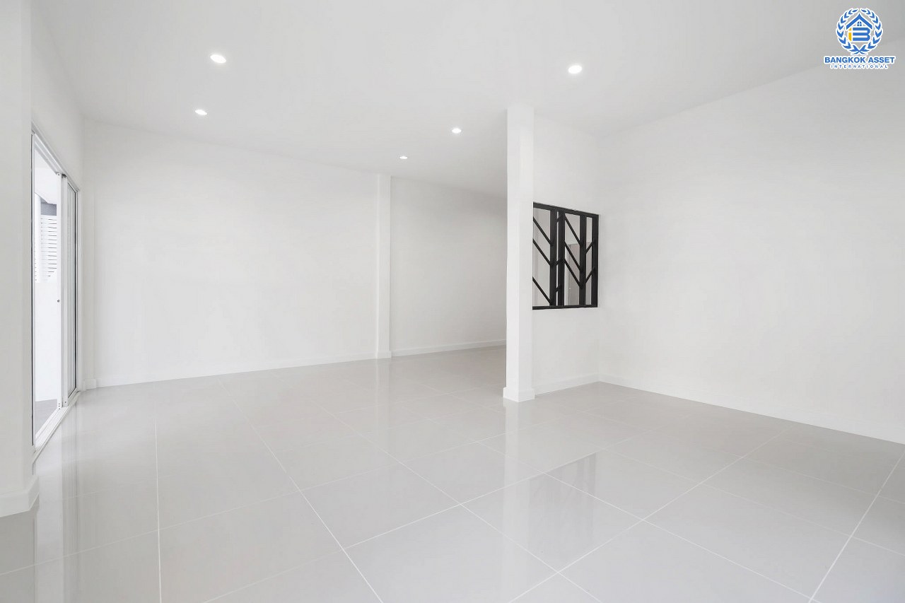 บ้านมือสองตกแต่งใหม่ ห้องมุม เมืองนนทบุรี โครงการ ซื่อตรง รัตนาธิเบศร์ มาพร้อมเนื้อที่มากถึง 34 ตารางวา และพื้นที่ใช้สอย 163 ตร.ม. กับฟังก์ชั่น 3 ห้องนอน 2 ห้องน้ำ บนทำเลใกล้รถไฟฟ้าสายสีม่วง "สถานีไทรม้า" และใกล้กับสะพานพระนั่งเกล้า