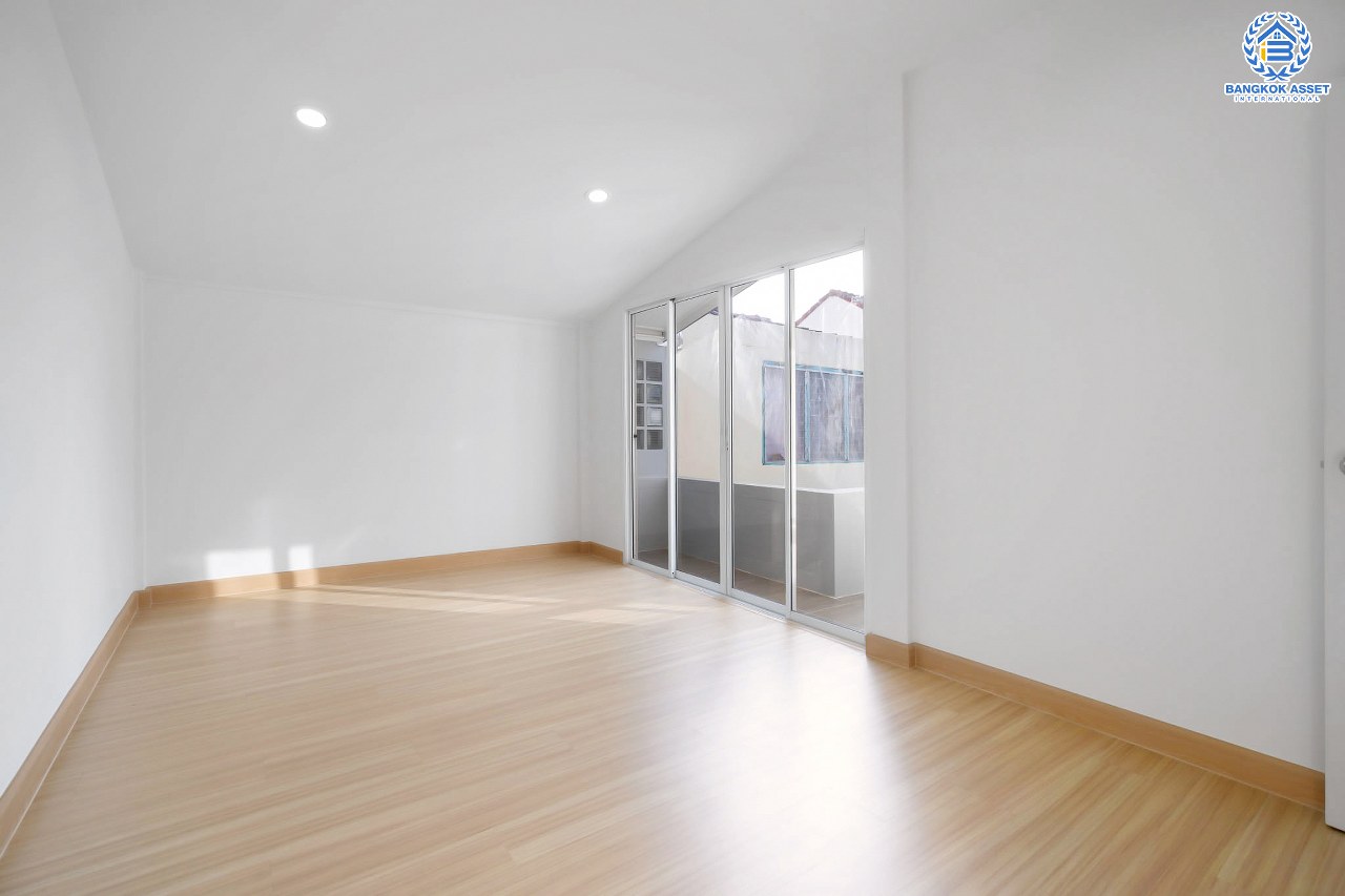 บ้านมือสองตกแต่งใหม่ ห้องมุม เมืองนนทบุรี โครงการ ซื่อตรง รัตนาธิเบศร์ มาพร้อมเนื้อที่มากถึง 34 ตารางวา และพื้นที่ใช้สอย 163 ตร.ม. กับฟังก์ชั่น 3 ห้องนอน 2 ห้องน้ำ บนทำเลใกล้รถไฟฟ้าสายสีม่วง "สถานีไทรม้า" และใกล้กับสะพานพระนั่งเกล้า