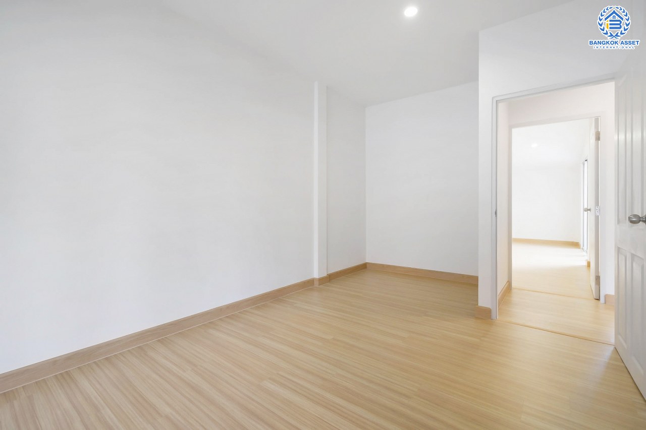 บ้านมือสองตกแต่งใหม่ ห้องมุม เมืองนนทบุรี โครงการ ซื่อตรง รัตนาธิเบศร์ มาพร้อมเนื้อที่มากถึง 34 ตารางวา และพื้นที่ใช้สอย 163 ตร.ม. กับฟังก์ชั่น 3 ห้องนอน 2 ห้องน้ำ บนทำเลใกล้รถไฟฟ้าสายสีม่วง "สถานีไทรม้า" และใกล้กับสะพานพระนั่งเกล้า