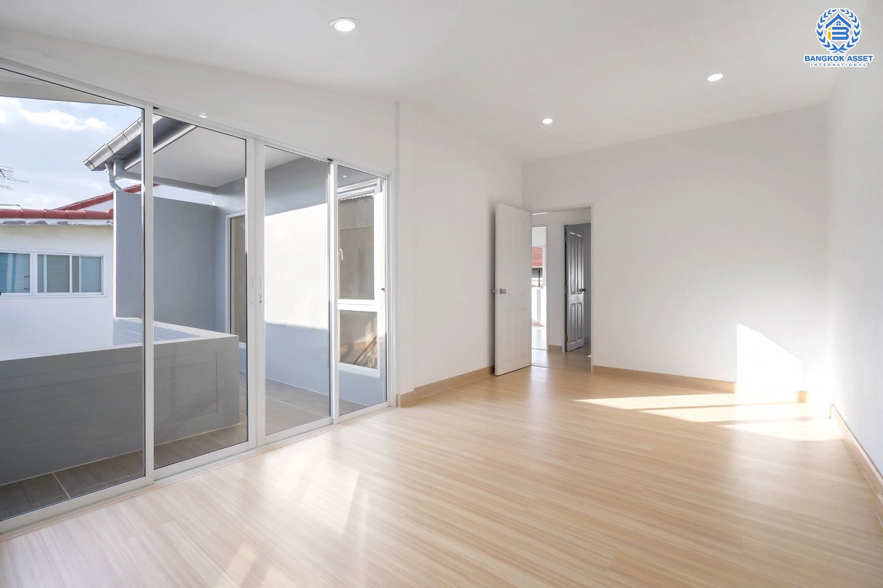 บ้านมือสองตกแต่งใหม่ ห้องมุม เมืองนนทบุรี โครงการ ซื่อตรง รัตนาธิเบศร์ มาพร้อมเนื้อที่มากถึง 34 ตารางวา และพื้นที่ใช้สอย 163 ตร.ม. กับฟังก์ชั่น 3 ห้องนอน 2 ห้องน้ำ บนทำเลใกล้รถไฟฟ้าสายสีม่วง "สถานีไทรม้า" และใกล้กับสะพานพระนั่งเกล้า