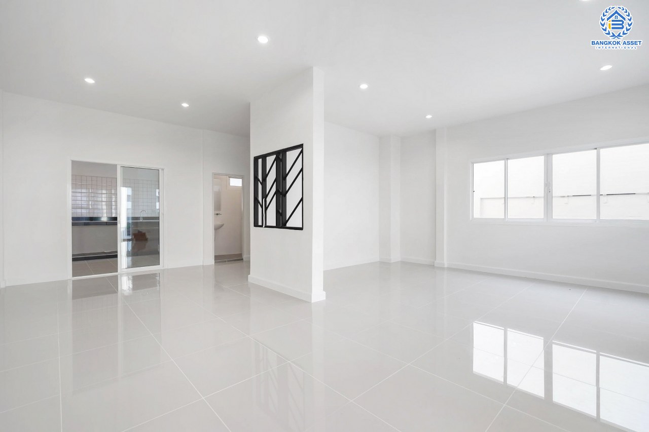 บ้านมือสองตกแต่งใหม่ ห้องมุม เมืองนนทบุรี โครงการ ซื่อตรง รัตนาธิเบศร์ มาพร้อมเนื้อที่มากถึง 34 ตารางวา และพื้นที่ใช้สอย 163 ตร.ม. กับฟังก์ชั่น 3 ห้องนอน 2 ห้องน้ำ บนทำเลใกล้รถไฟฟ้าสายสีม่วง "สถานีไทรม้า" และใกล้กับสะพานพระนั่งเกล้า