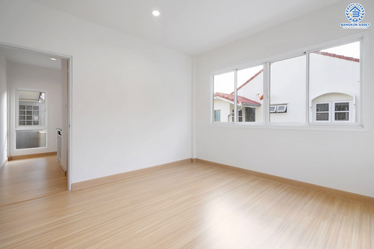 บ้านมือสองตกแต่งใหม่ ห้องมุม เมืองนนทบุรี โครงการ ซื่อตรง รัตนาธิเบศร์ มาพร้อมเนื้อที่มากถึง 34 ตารางวา และพื้นที่ใช้สอย 163 ตร.ม. กับฟังก์ชั่น 3 ห้องนอน 2 ห้องน้ำ บนทำเลใกล้รถไฟฟ้าสายสีม่วง "สถานีไทรม้า" และใกล้กับสะพานพระนั่งเกล้า