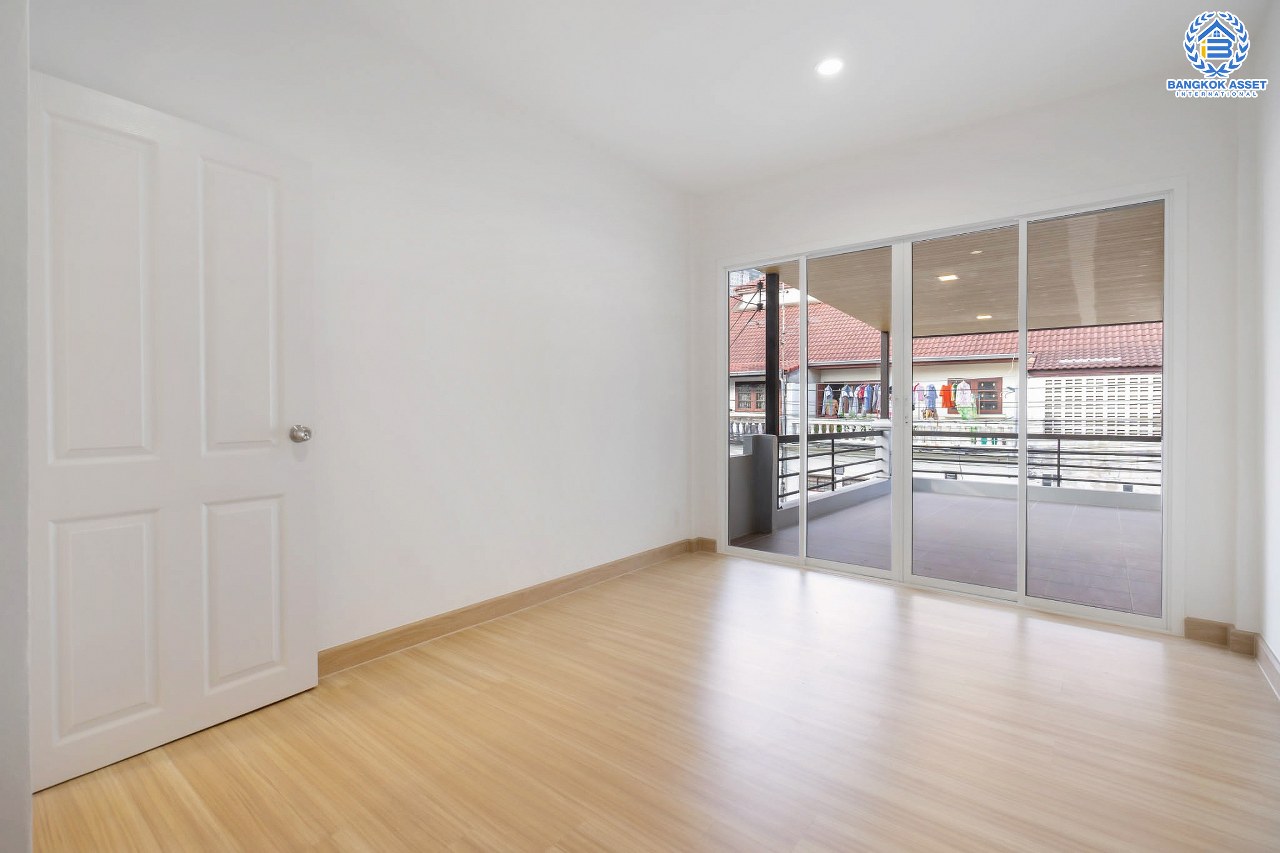 บ้านมือสองตกแต่งใหม่ ห้องมุม เมืองนนทบุรี โครงการ ซื่อตรง รัตนาธิเบศร์ มาพร้อมเนื้อที่มากถึง 34 ตารางวา และพื้นที่ใช้สอย 163 ตร.ม. กับฟังก์ชั่น 3 ห้องนอน 2 ห้องน้ำ บนทำเลใกล้รถไฟฟ้าสายสีม่วง "สถานีไทรม้า" และใกล้กับสะพานพระนั่งเกล้า