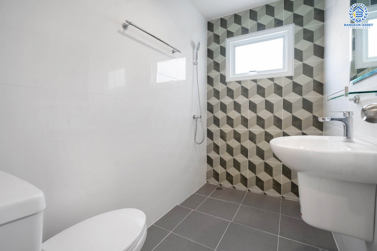 บ้านมือสองตกแต่งใหม่ ห้องมุม เมืองนนทบุรี โครงการ ซื่อตรง รัตนาธิเบศร์ มาพร้อมเนื้อที่มากถึง 34 ตารางวา และพื้นที่ใช้สอย 163 ตร.ม. กับฟังก์ชั่น 3 ห้องนอน 2 ห้องน้ำ บนทำเลใกล้รถไฟฟ้าสายสีม่วง "สถานีไทรม้า" และใกล้กับสะพานพระนั่งเกล้า