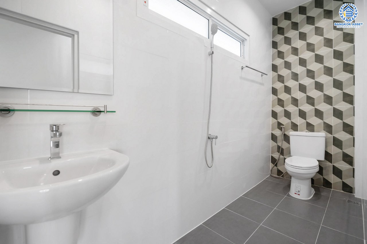 บ้านมือสองตกแต่งใหม่ ห้องมุม เมืองนนทบุรี โครงการ ซื่อตรง รัตนาธิเบศร์ มาพร้อมเนื้อที่มากถึง 34 ตารางวา และพื้นที่ใช้สอย 163 ตร.ม. กับฟังก์ชั่น 3 ห้องนอน 2 ห้องน้ำ บนทำเลใกล้รถไฟฟ้าสายสีม่วง "สถานีไทรม้า" และใกล้กับสะพานพระนั่งเกล้า