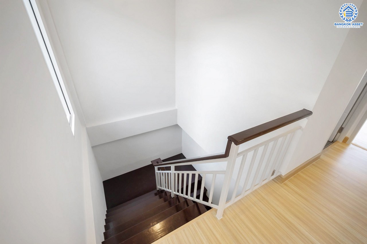 บ้านมือสองตกแต่งใหม่ ห้องมุม เมืองนนทบุรี โครงการ ซื่อตรง รัตนาธิเบศร์ มาพร้อมเนื้อที่มากถึง 34 ตารางวา และพื้นที่ใช้สอย 163 ตร.ม. กับฟังก์ชั่น 3 ห้องนอน 2 ห้องน้ำ บนทำเลใกล้รถไฟฟ้าสายสีม่วง "สถานีไทรม้า" และใกล้กับสะพานพระนั่งเกล้า