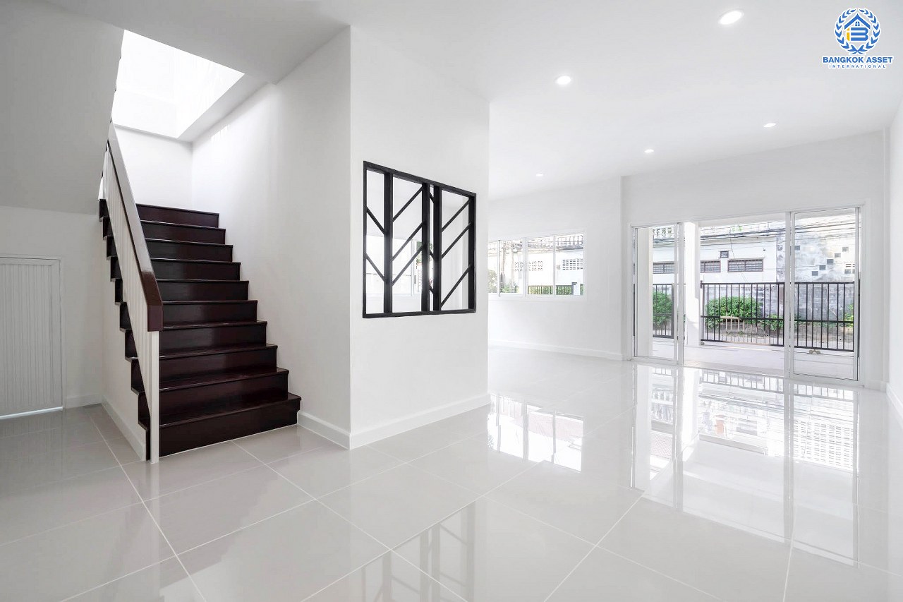 บ้านมือสองตกแต่งใหม่ ห้องมุม เมืองนนทบุรี โครงการ ซื่อตรง รัตนาธิเบศร์ มาพร้อมเนื้อที่มากถึง 34 ตารางวา และพื้นที่ใช้สอย 163 ตร.ม. กับฟังก์ชั่น 3 ห้องนอน 2 ห้องน้ำ บนทำเลใกล้รถไฟฟ้าสายสีม่วง "สถานีไทรม้า" และใกล้กับสะพานพระนั่งเกล้า