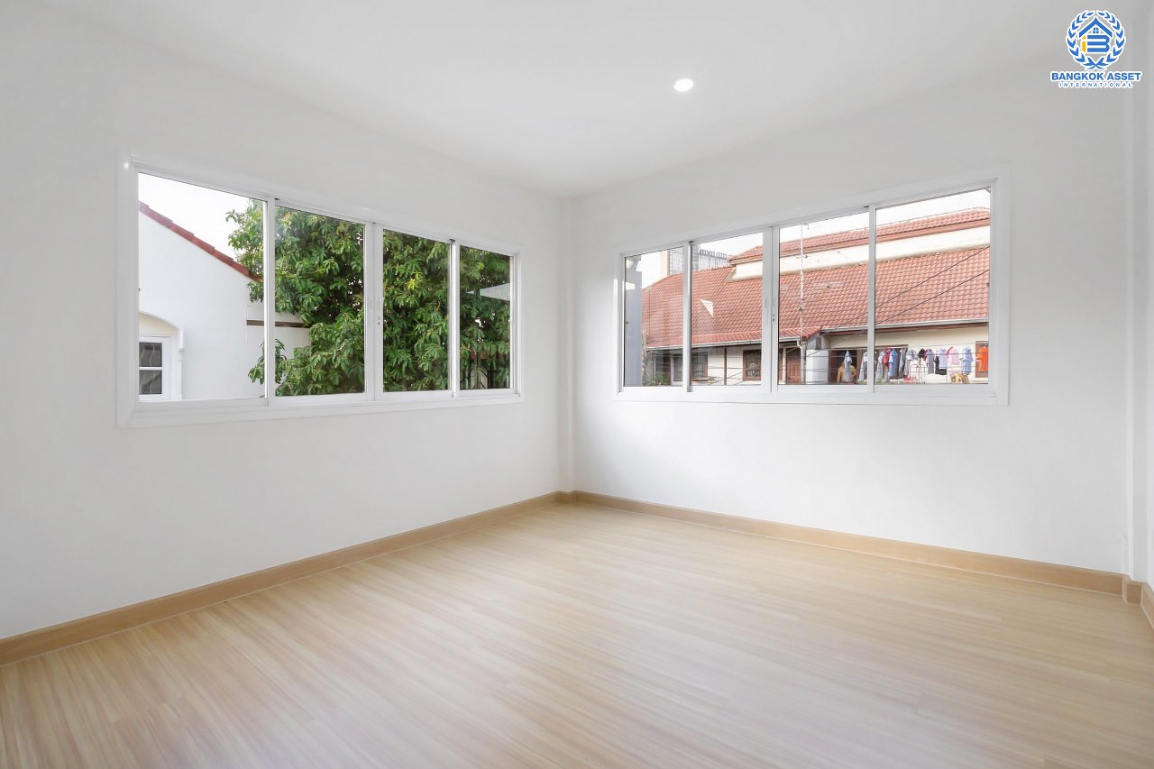 บ้านมือสองตกแต่งใหม่ ห้องมุม เมืองนนทบุรี โครงการ ซื่อตรง รัตนาธิเบศร์ มาพร้อมเนื้อที่มากถึง 34 ตารางวา และพื้นที่ใช้สอย 163 ตร.ม. กับฟังก์ชั่น 3 ห้องนอน 2 ห้องน้ำ บนทำเลใกล้รถไฟฟ้าสายสีม่วง "สถานีไทรม้า" และใกล้กับสะพานพระนั่งเกล้า