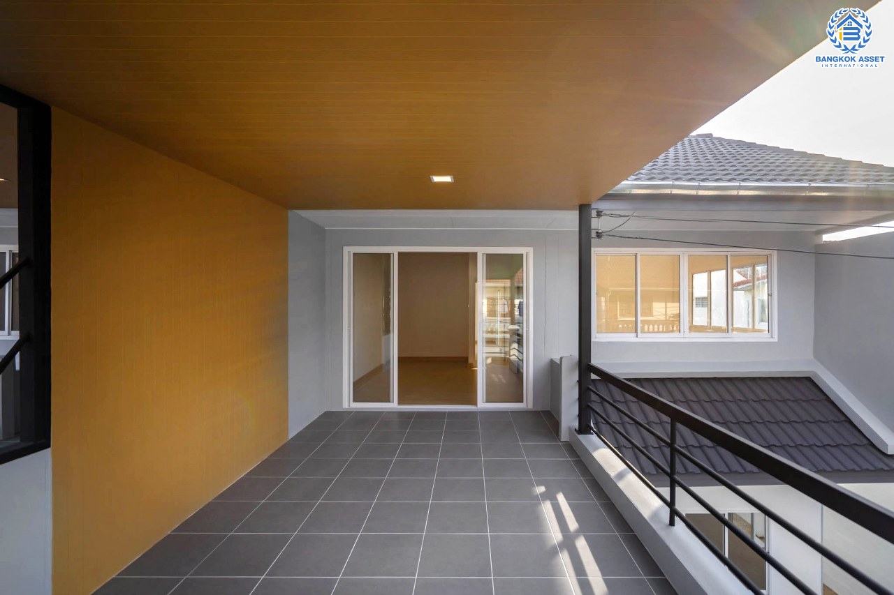 บ้านมือสองตกแต่งใหม่ ห้องมุม เมืองนนทบุรี โครงการ ซื่อตรง รัตนาธิเบศร์ มาพร้อมเนื้อที่มากถึง 34 ตารางวา และพื้นที่ใช้สอย 163 ตร.ม. กับฟังก์ชั่น 3 ห้องนอน 2 ห้องน้ำ บนทำเลใกล้รถไฟฟ้าสายสีม่วง "สถานีไทรม้า" และใกล้กับสะพานพระนั่งเกล้า