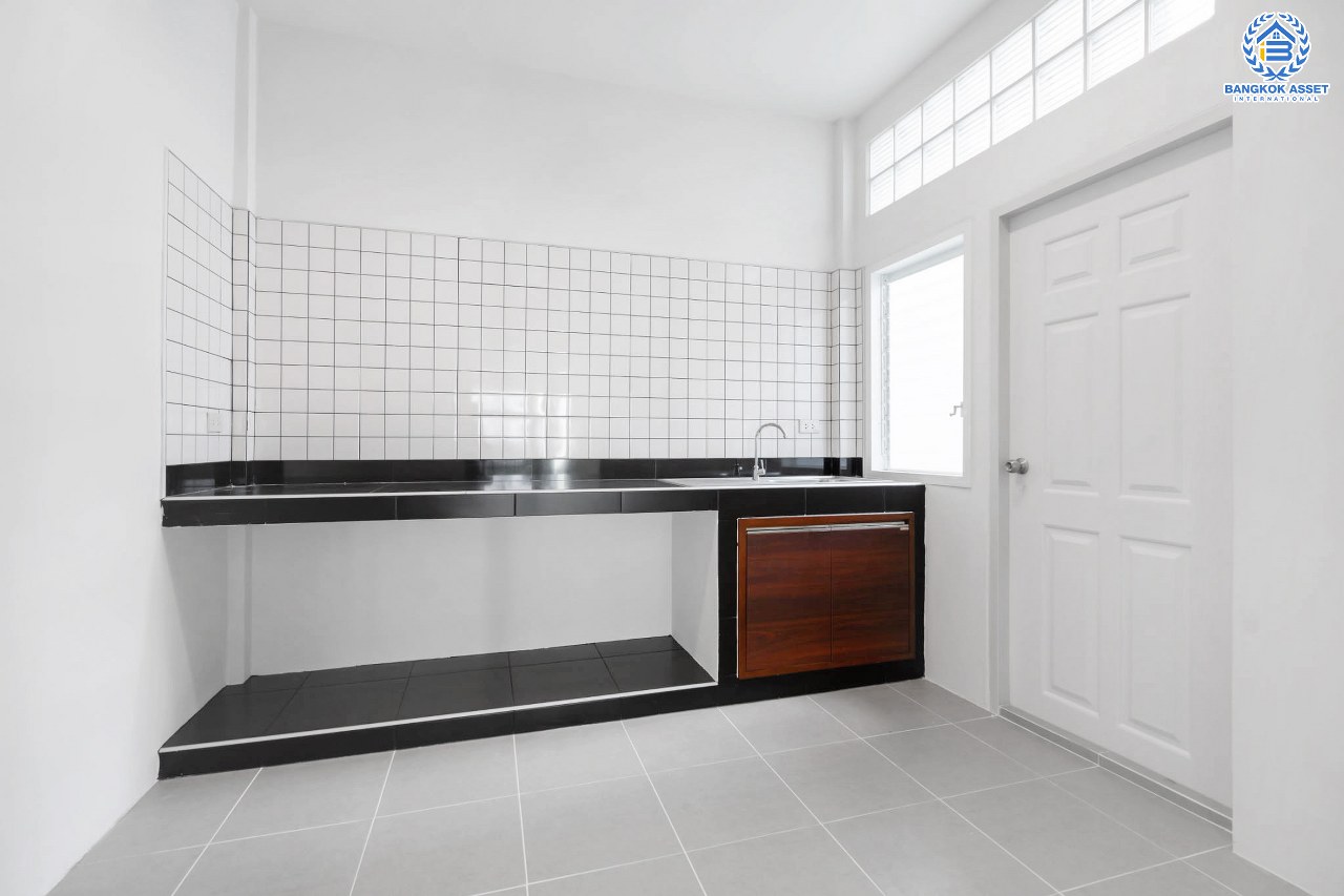 บ้านมือสองตกแต่งใหม่ ห้องมุม เมืองนนทบุรี โครงการ ซื่อตรง รัตนาธิเบศร์ มาพร้อมเนื้อที่มากถึง 34 ตารางวา และพื้นที่ใช้สอย 163 ตร.ม. กับฟังก์ชั่น 3 ห้องนอน 2 ห้องน้ำ บนทำเลใกล้รถไฟฟ้าสายสีม่วง "สถานีไทรม้า" และใกล้กับสะพานพระนั่งเกล้า