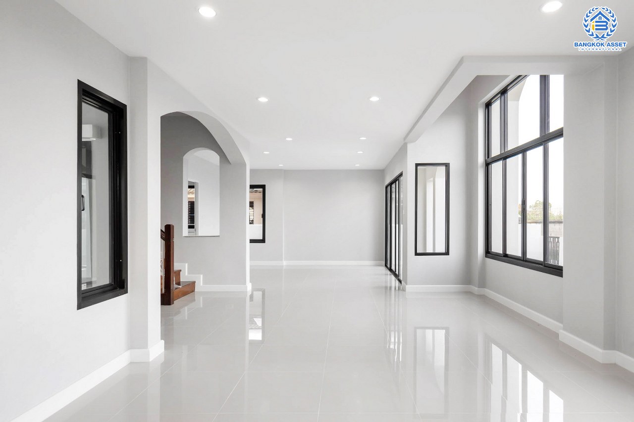 บ้านเดี่ยวมือสองตกแต่งใหม่ หลังมุม โครงการ บ้านภาณุ ตลิ่งชัน-กาญจนาภิเษก ฟังก์ชั่น 4 ห้องนอน 3 ห้องน้ำ โรงจอดรถสามารถจอดได้ถึง 4 คัน ตอบโจทย์ครอบครัวใหญ่บนทำเลเดินทางสะดวก ใกล้สถานีขนส่งสายใต้ใหม่