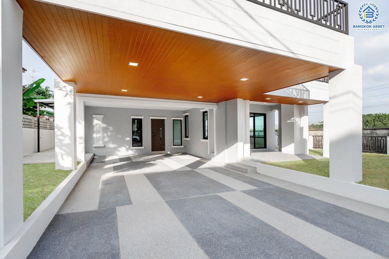 บ้านเดี่ยวมือสองตกแต่งใหม่ หลังมุม โครงการ บ้านภาณุ ตลิ่งชัน-กาญจนาภิเษก ฟังก์ชั่น 4 ห้องนอน 3 ห้องน้ำ โรงจอดรถสามารถจอดได้ถึง 4 คัน ตอบโจทย์ครอบครัวใหญ่บนทำเลเดินทางสะดวก ใกล้สถานีขนส่งสายใต้ใหม่