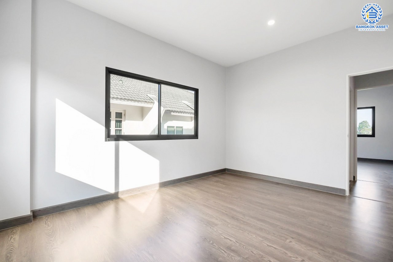 บ้านเดี่ยวมือสองตกแต่งใหม่ หลังมุม โครงการ บ้านภาณุ ตลิ่งชัน-กาญจนาภิเษก ฟังก์ชั่น 4 ห้องนอน 3 ห้องน้ำ โรงจอดรถสามารถจอดได้ถึง 4 คัน ตอบโจทย์ครอบครัวใหญ่บนทำเลเดินทางสะดวก ใกล้สถานีขนส่งสายใต้ใหม่