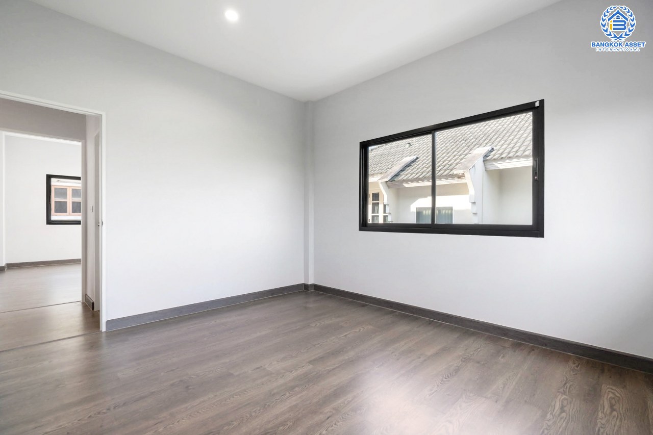 บ้านเดี่ยวมือสองตกแต่งใหม่ หลังมุม โครงการ บ้านภาณุ ตลิ่งชัน-กาญจนาภิเษก ฟังก์ชั่น 4 ห้องนอน 3 ห้องน้ำ โรงจอดรถสามารถจอดได้ถึง 4 คัน ตอบโจทย์ครอบครัวใหญ่บนทำเลเดินทางสะดวก ใกล้สถานีขนส่งสายใต้ใหม่