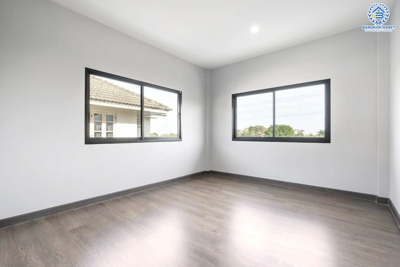 บ้านเดี่ยวมือสองตกแต่งใหม่ หลังมุม โครงการ บ้านภาณุ ตลิ่งชัน-กาญจนาภิเษก ฟังก์ชั่น 4 ห้องนอน 3 ห้องน้ำ โรงจอดรถสามารถจอดได้ถึง 4 คัน ตอบโจทย์ครอบครัวใหญ่บนทำเลเดินทางสะดวก ใกล้สถานีขนส่งสายใต้ใหม่