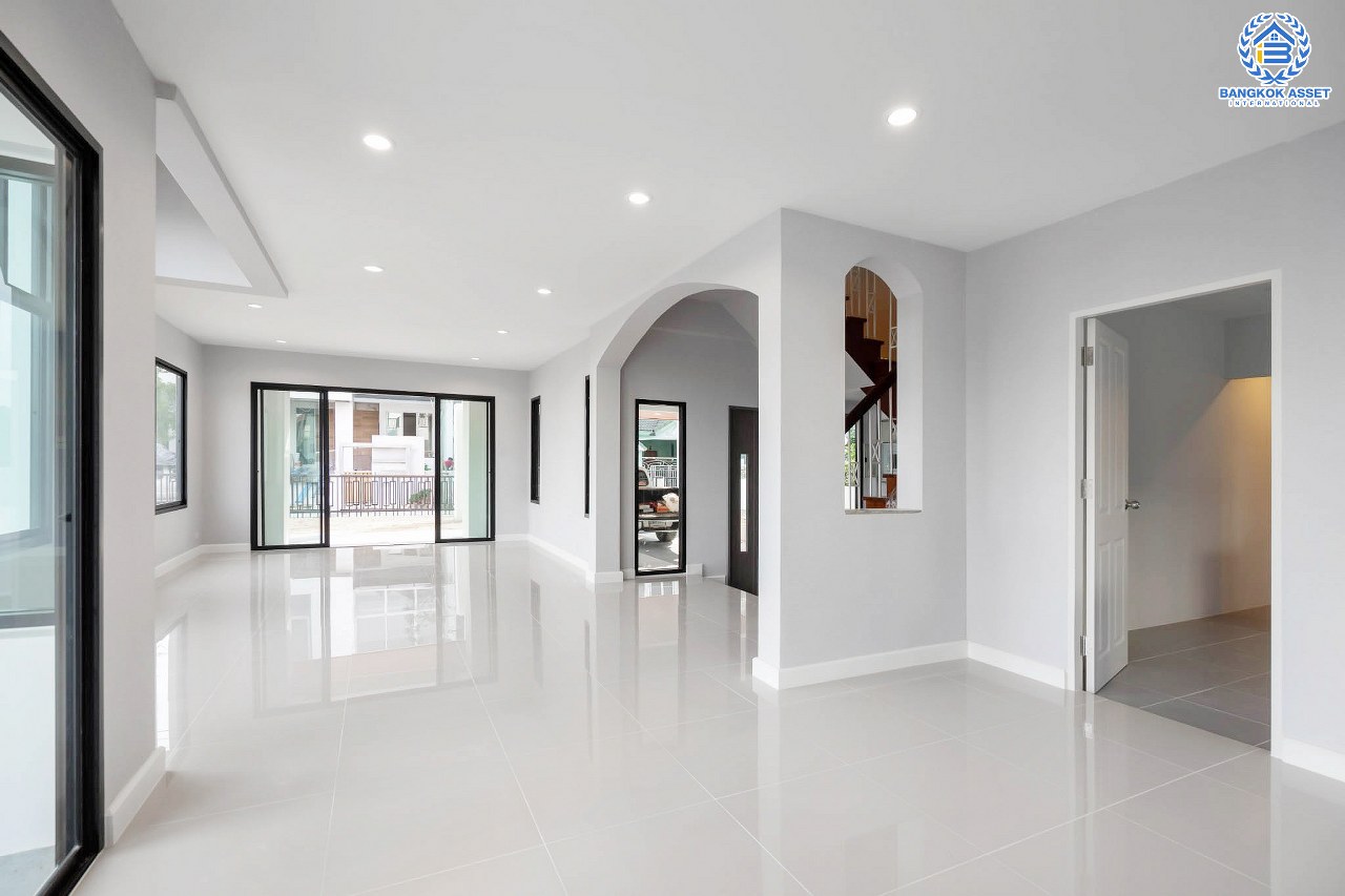 บ้านเดี่ยวมือสองตกแต่งใหม่ หลังมุม โครงการ บ้านภาณุ ตลิ่งชัน-กาญจนาภิเษก ฟังก์ชั่น 4 ห้องนอน 3 ห้องน้ำ โรงจอดรถสามารถจอดได้ถึง 4 คัน ตอบโจทย์ครอบครัวใหญ่บนทำเลเดินทางสะดวก ใกล้สถานีขนส่งสายใต้ใหม่