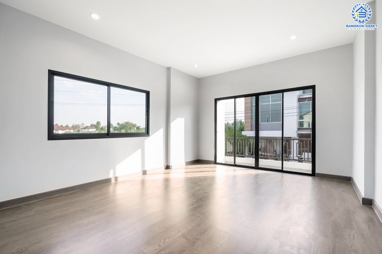 บ้านเดี่ยวมือสองตกแต่งใหม่ หลังมุม โครงการ บ้านภาณุ ตลิ่งชัน-กาญจนาภิเษก ฟังก์ชั่น 4 ห้องนอน 3 ห้องน้ำ โรงจอดรถสามารถจอดได้ถึง 4 คัน ตอบโจทย์ครอบครัวใหญ่บนทำเลเดินทางสะดวก ใกล้สถานีขนส่งสายใต้ใหม่