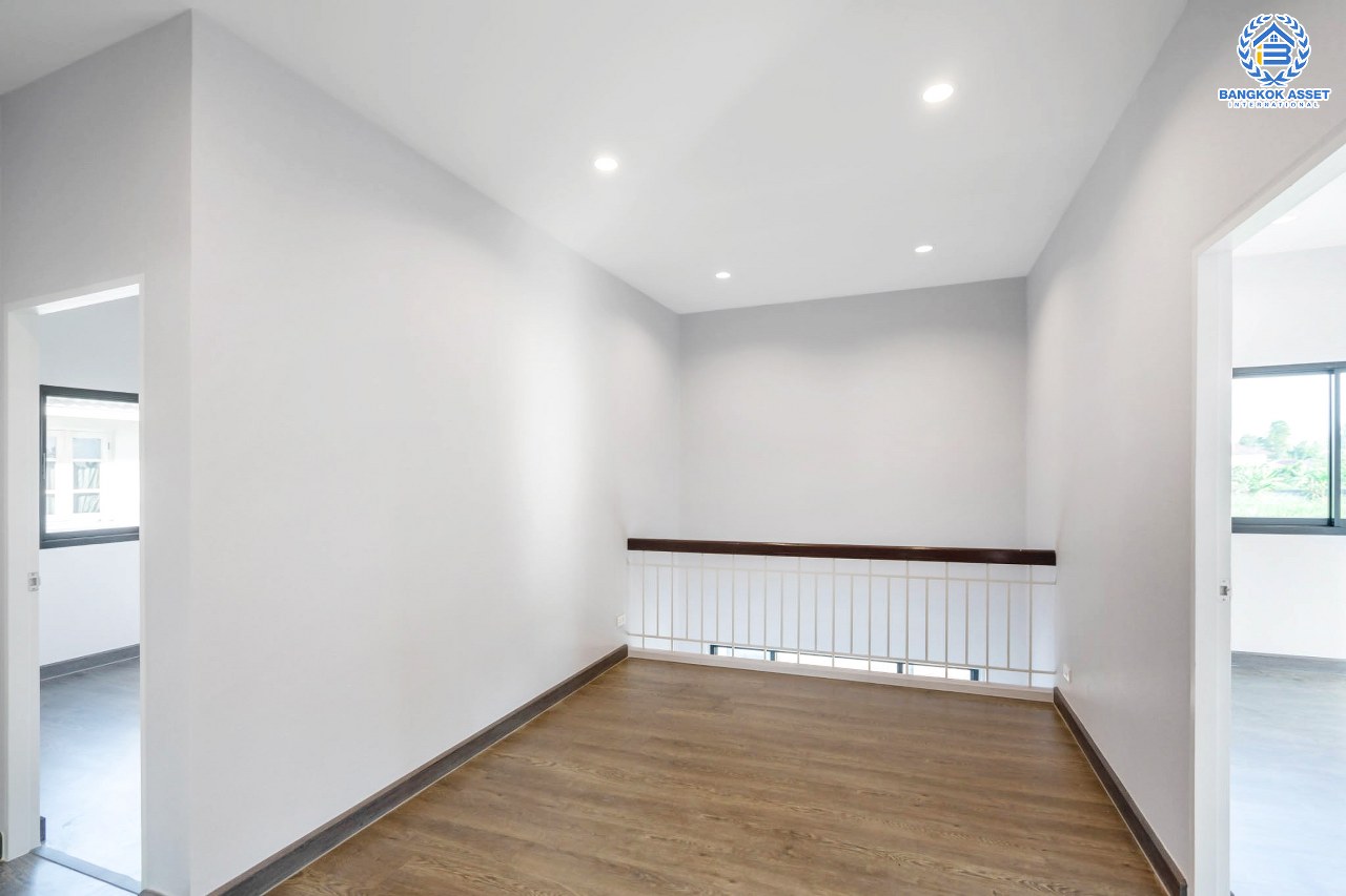 บ้านเดี่ยวมือสองตกแต่งใหม่ หลังมุม โครงการ บ้านภาณุ ตลิ่งชัน-กาญจนาภิเษก ฟังก์ชั่น 4 ห้องนอน 3 ห้องน้ำ โรงจอดรถสามารถจอดได้ถึง 4 คัน ตอบโจทย์ครอบครัวใหญ่บนทำเลเดินทางสะดวก ใกล้สถานีขนส่งสายใต้ใหม่