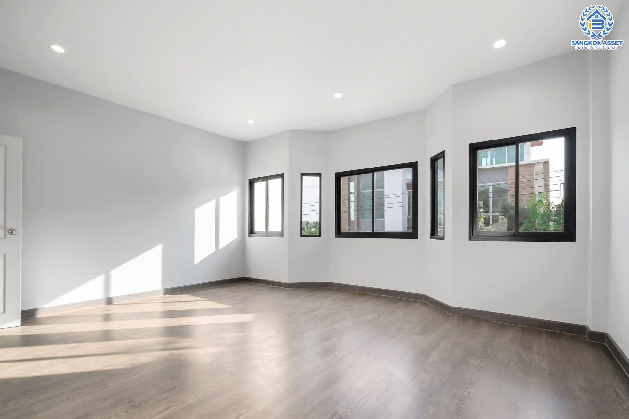 บ้านเดี่ยวมือสองตกแต่งใหม่ หลังมุม โครงการ บ้านภาณุ ตลิ่งชัน-กาญจนาภิเษก ฟังก์ชั่น 4 ห้องนอน 3 ห้องน้ำ โรงจอดรถสามารถจอดได้ถึง 4 คัน ตอบโจทย์ครอบครัวใหญ่บนทำเลเดินทางสะดวก ใกล้สถานีขนส่งสายใต้ใหม่