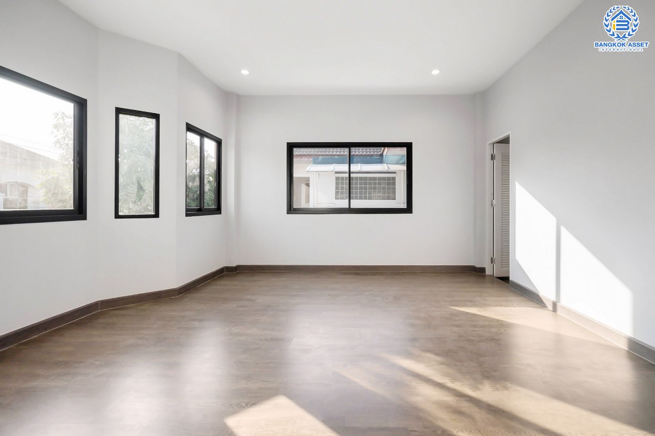 บ้านเดี่ยวมือสองตกแต่งใหม่ หลังมุม โครงการ บ้านภาณุ ตลิ่งชัน-กาญจนาภิเษก ฟังก์ชั่น 4 ห้องนอน 3 ห้องน้ำ โรงจอดรถสามารถจอดได้ถึง 4 คัน ตอบโจทย์ครอบครัวใหญ่บนทำเลเดินทางสะดวก ใกล้สถานีขนส่งสายใต้ใหม่