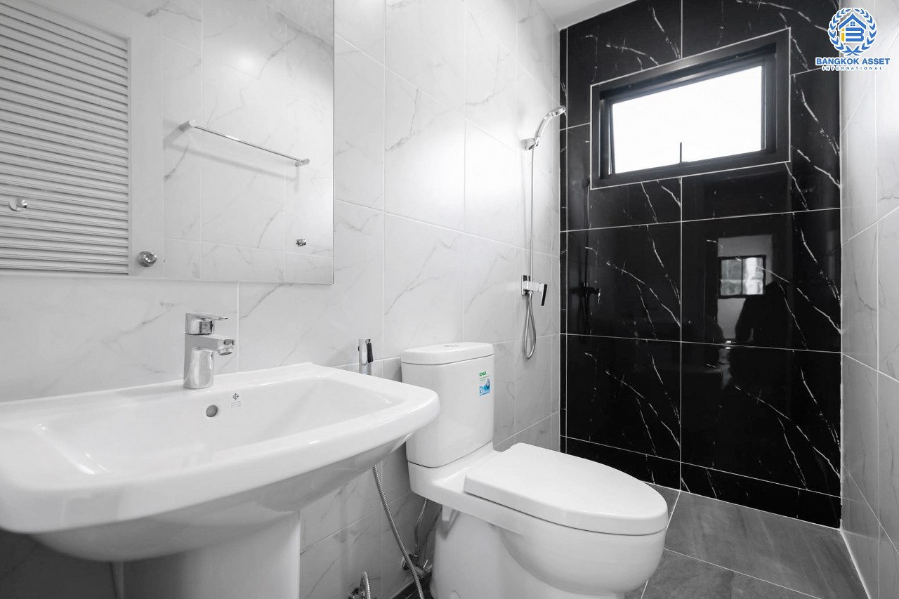 บ้านเดี่ยวมือสองตกแต่งใหม่ หลังมุม โครงการ บ้านภาณุ ตลิ่งชัน-กาญจนาภิเษก ฟังก์ชั่น 4 ห้องนอน 3 ห้องน้ำ โรงจอดรถสามารถจอดได้ถึง 4 คัน ตอบโจทย์ครอบครัวใหญ่บนทำเลเดินทางสะดวก ใกล้สถานีขนส่งสายใต้ใหม่